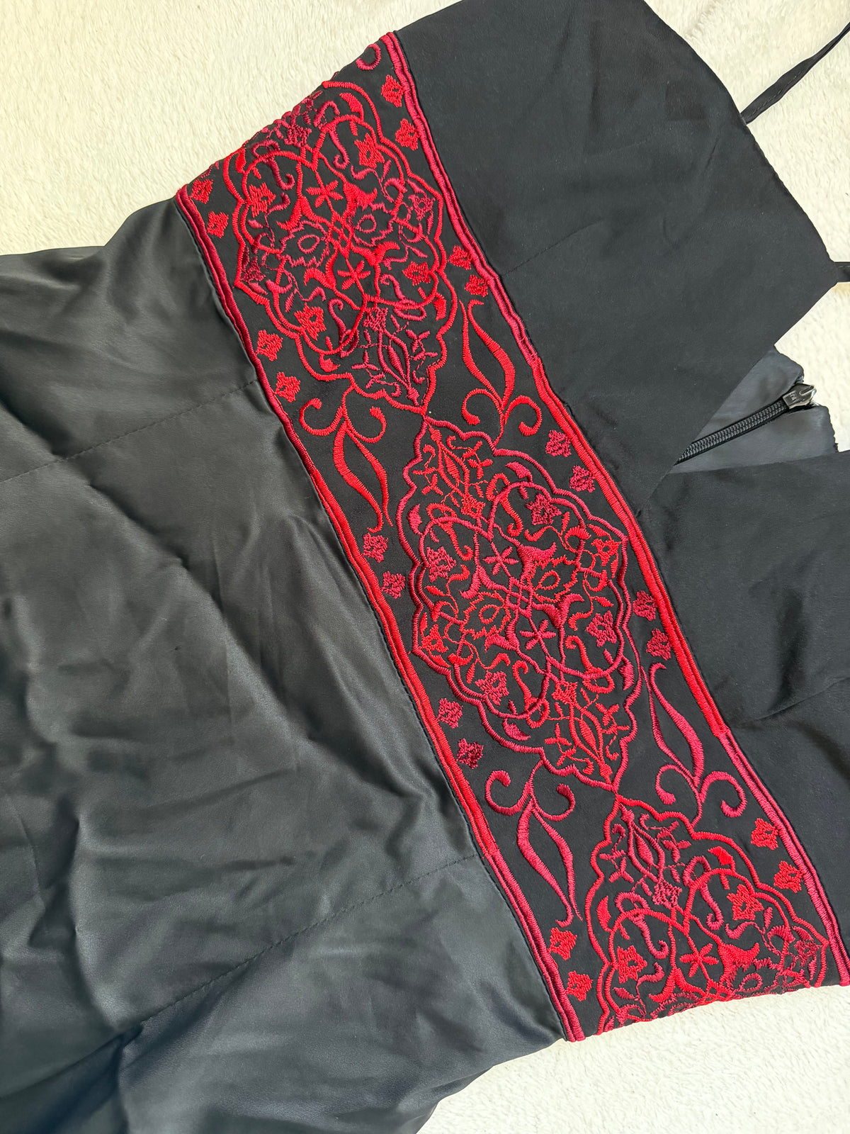 Robe longue satin noir broderies rouges sous poitrine – vampire goth 90s Y2K – taille S