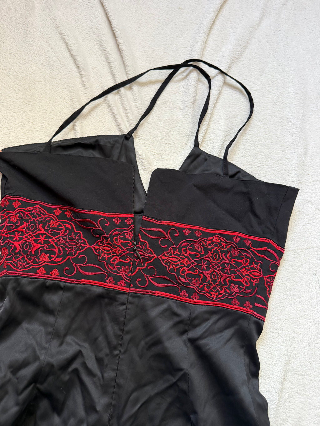 Robe longue satin noir broderies rouges sous poitrine – vampire goth 90s Y2K – taille S