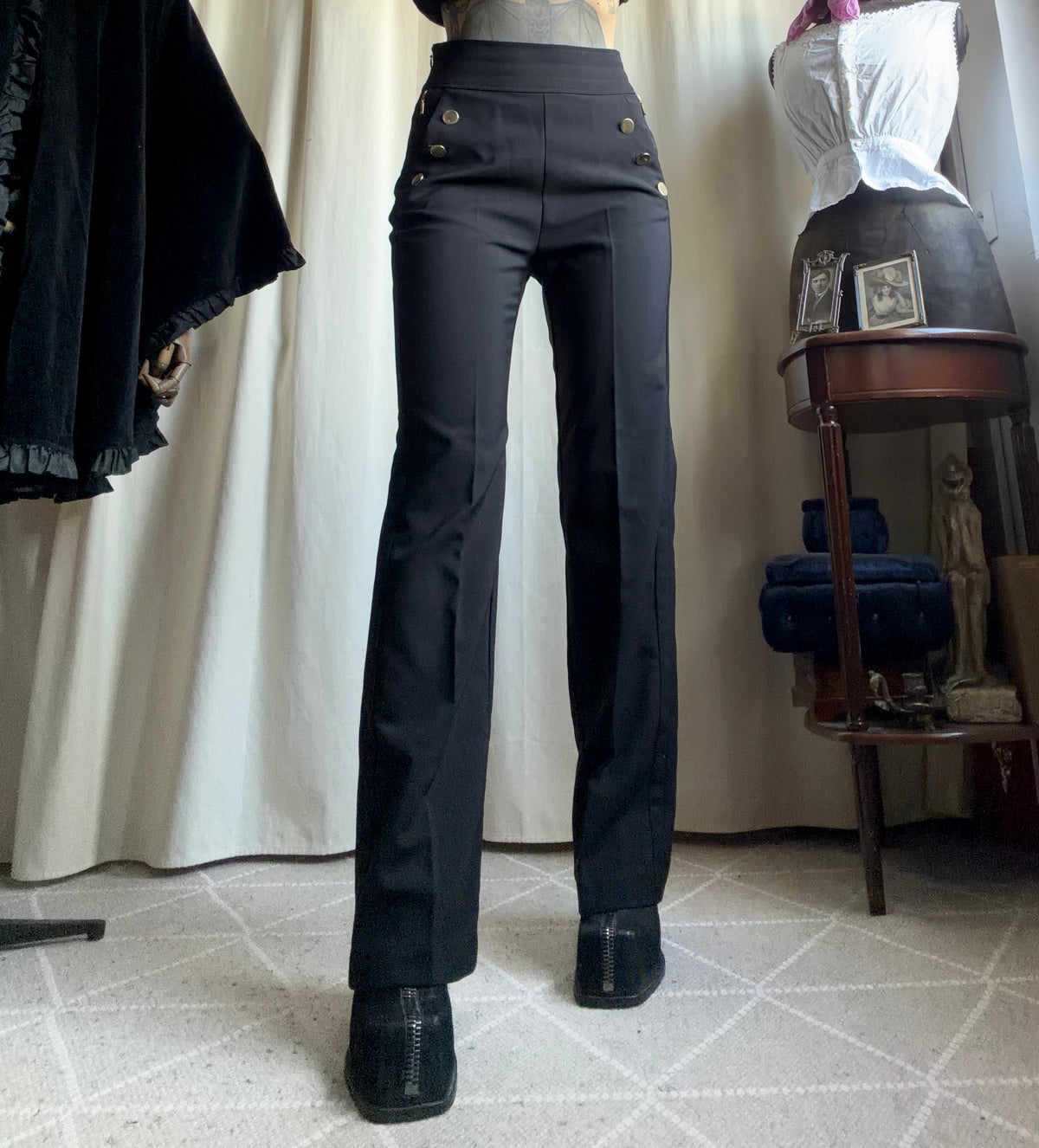 Pantalon noir taille haute à boutons dorés style office siren corporate goth - taille S