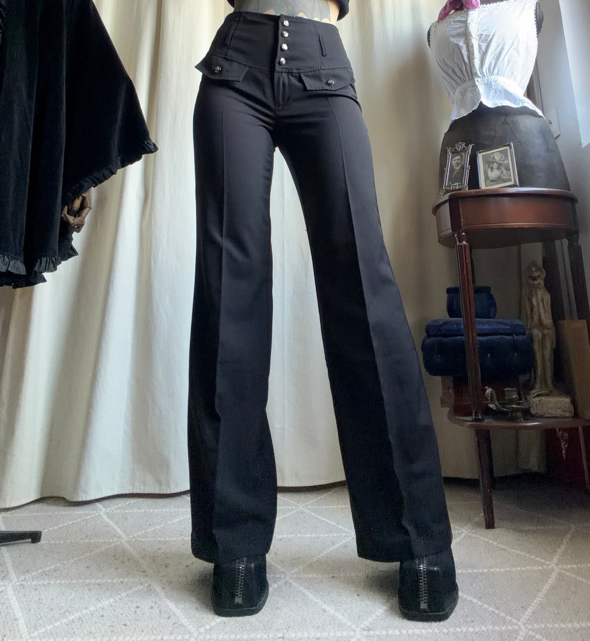 Pantalon noir taille haute à boutons métalliques style corporate goth military - taille S