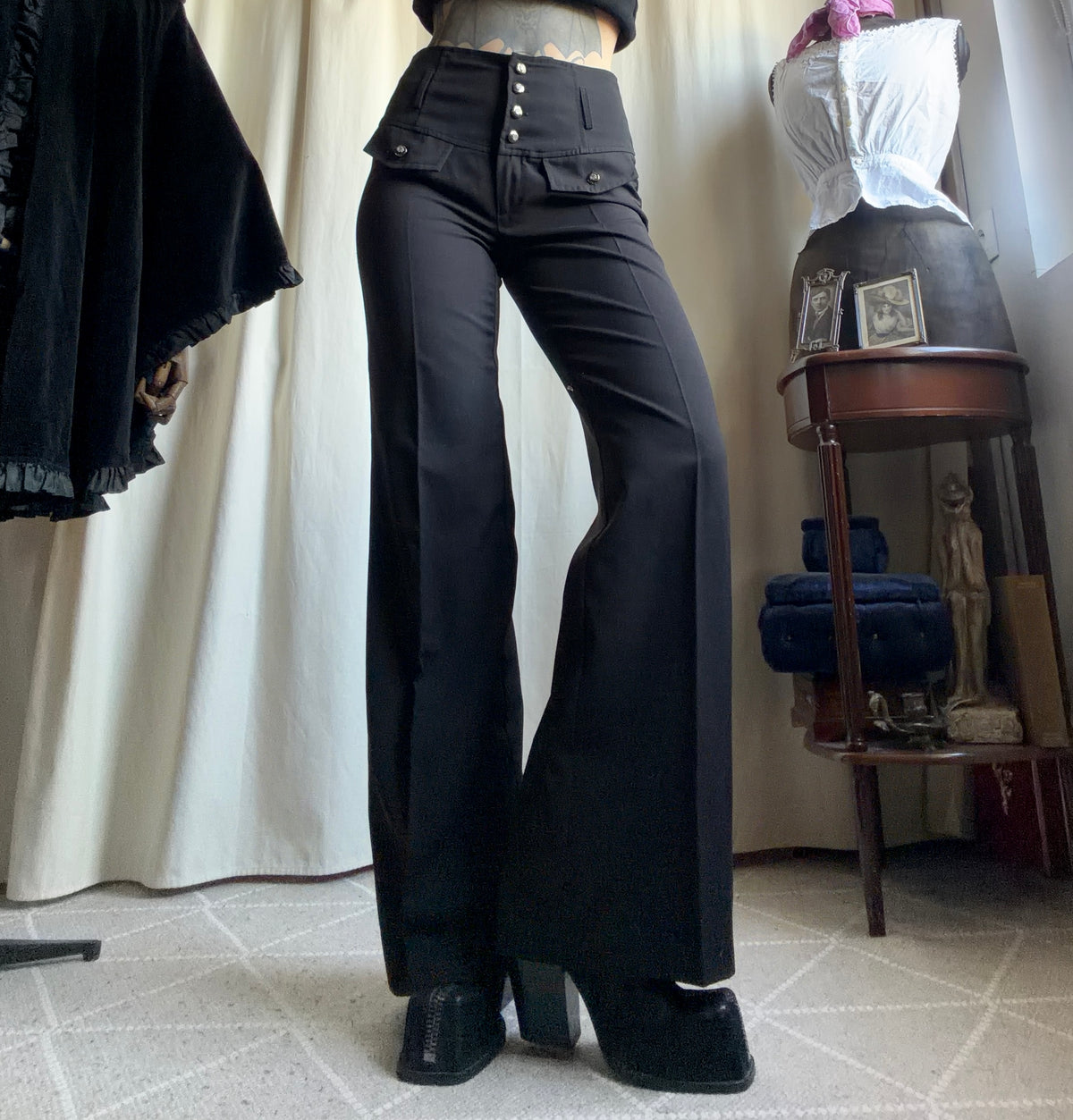 Pantalon noir taille haute à boutons métalliques style corporate goth military - taille S