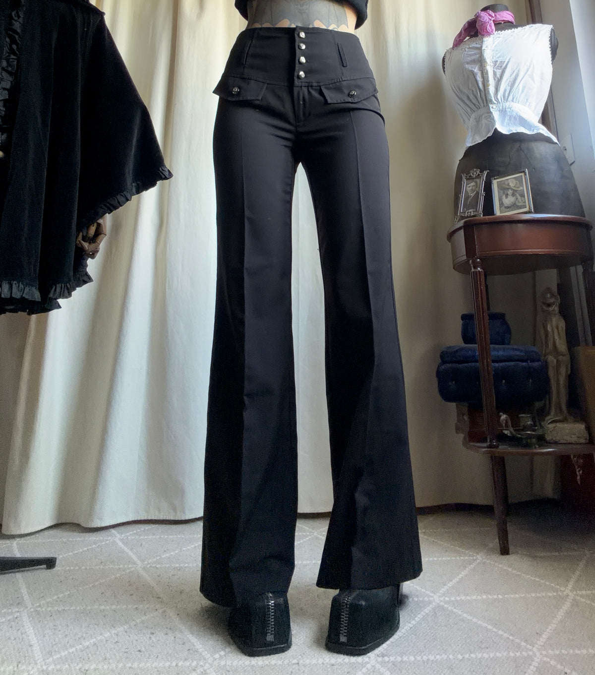 Pantalon noir taille haute à boutons métalliques style corporate goth military - taille S