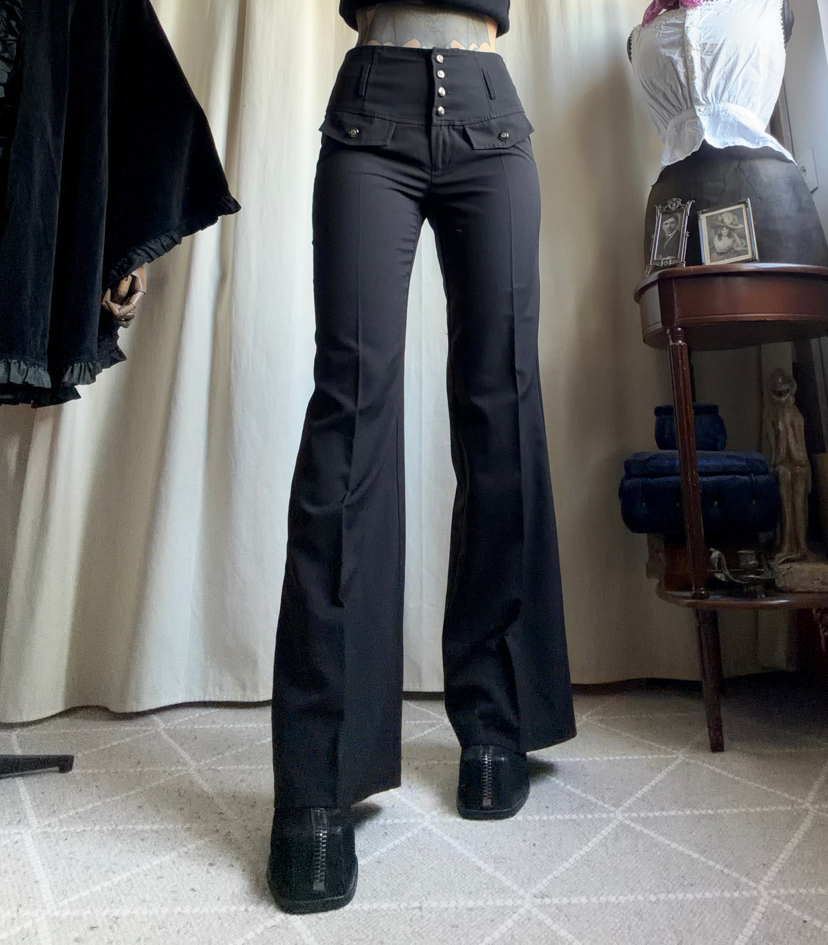 Pantalon noir taille haute à boutons métalliques style corporate goth military - taille S