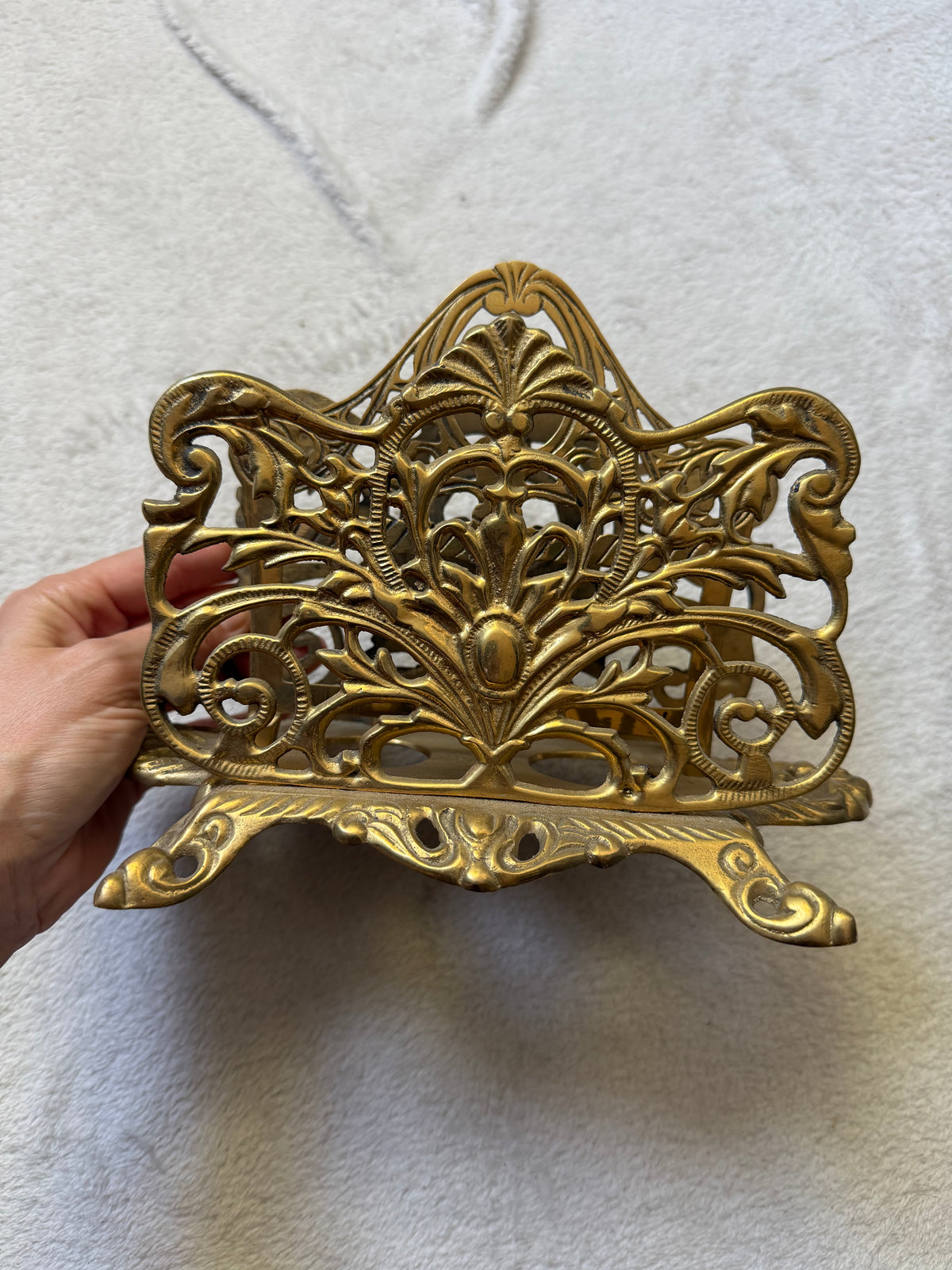 Porte-lettres vintage en métal doré ajouré style baroque rococo gothique