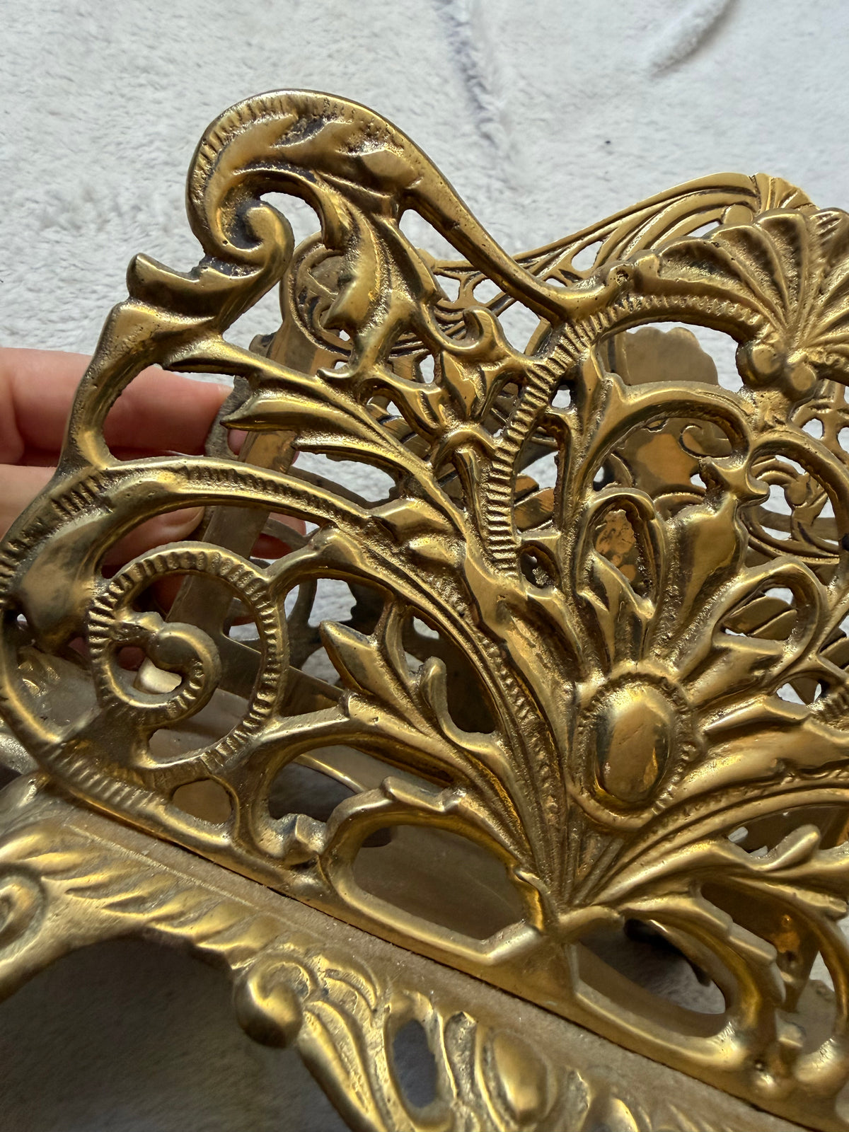 Porte-lettres vintage en métal doré ajouré style baroque rococo gothique