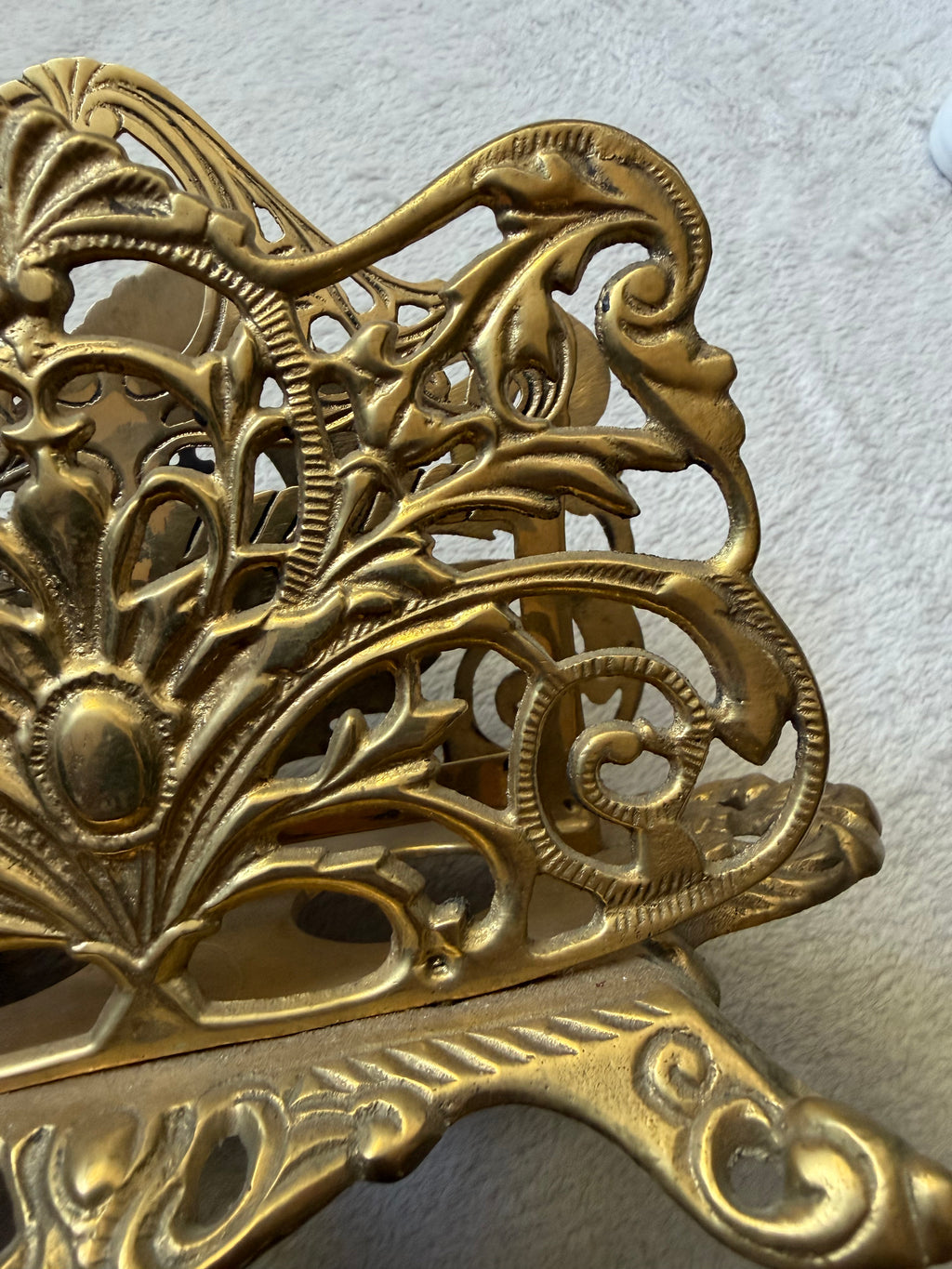 Porte-lettres vintage en métal doré ajouré style baroque rococo gothique