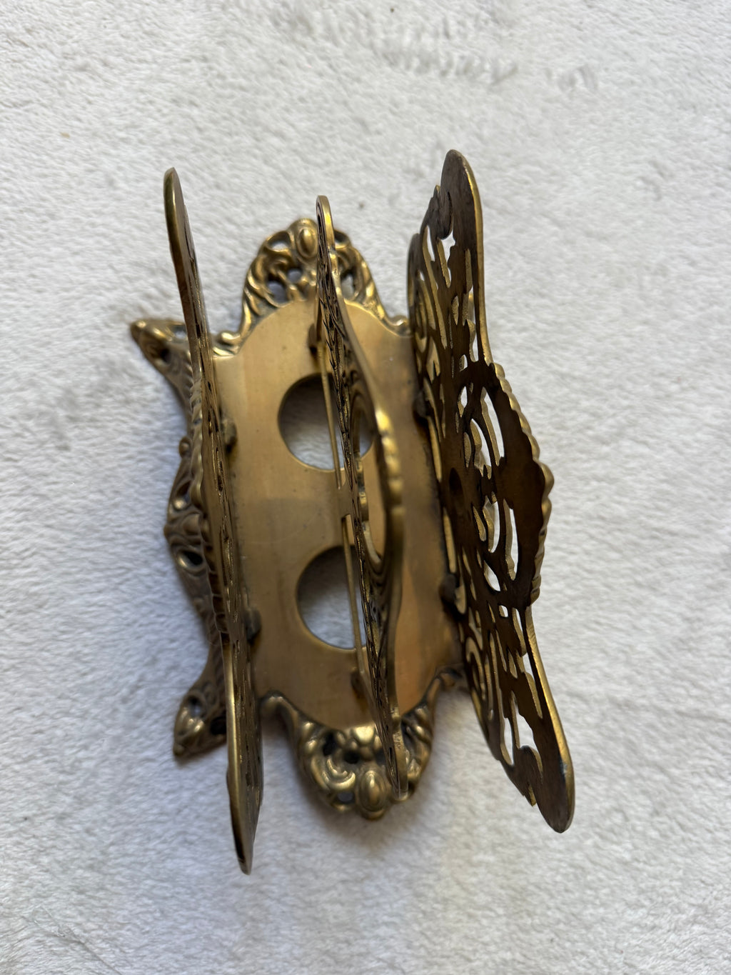 Porte-lettres vintage en métal doré ajouré style baroque rococo gothique