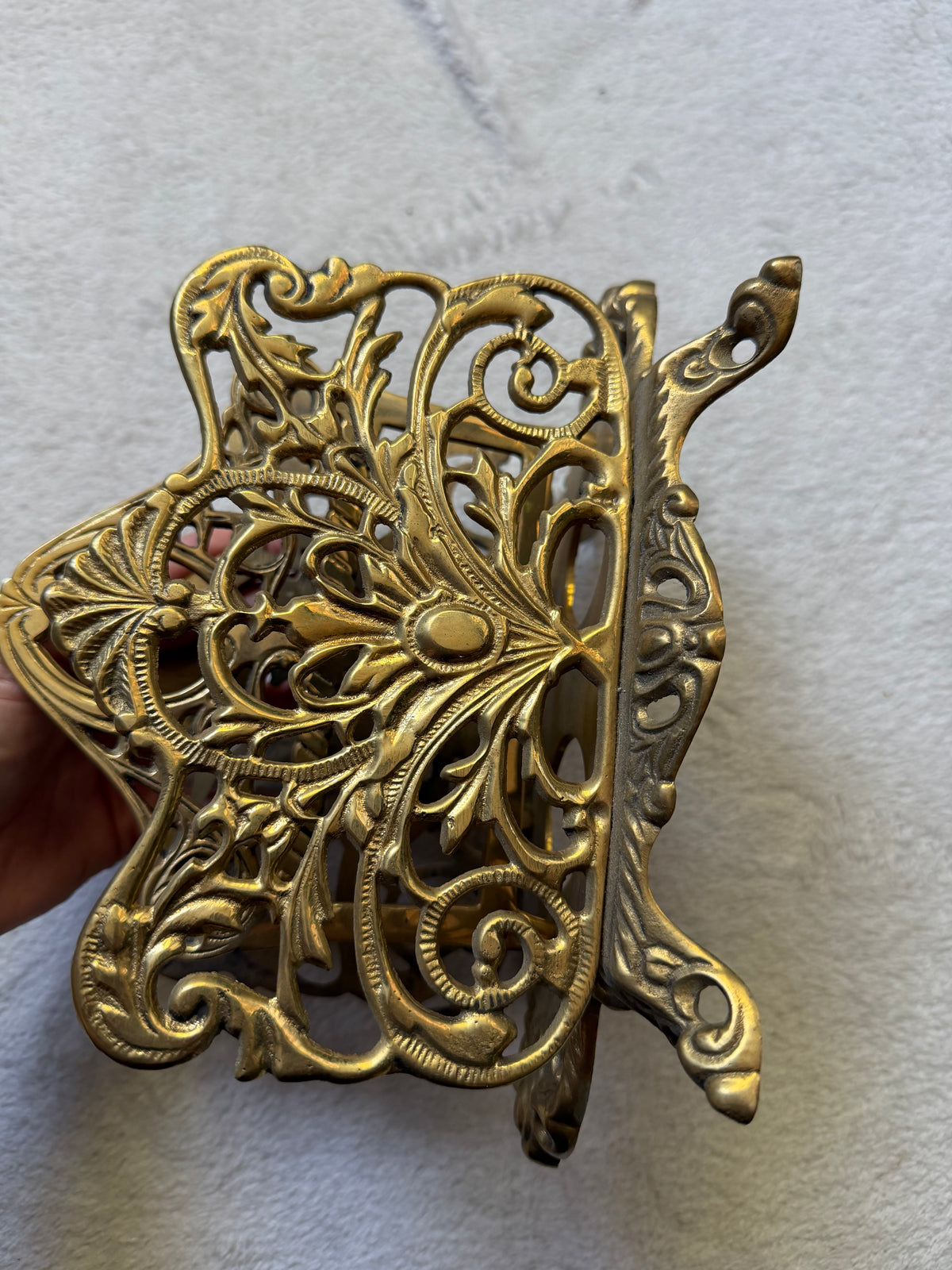 Porte-lettres vintage en métal doré ajouré style baroque rococo gothique