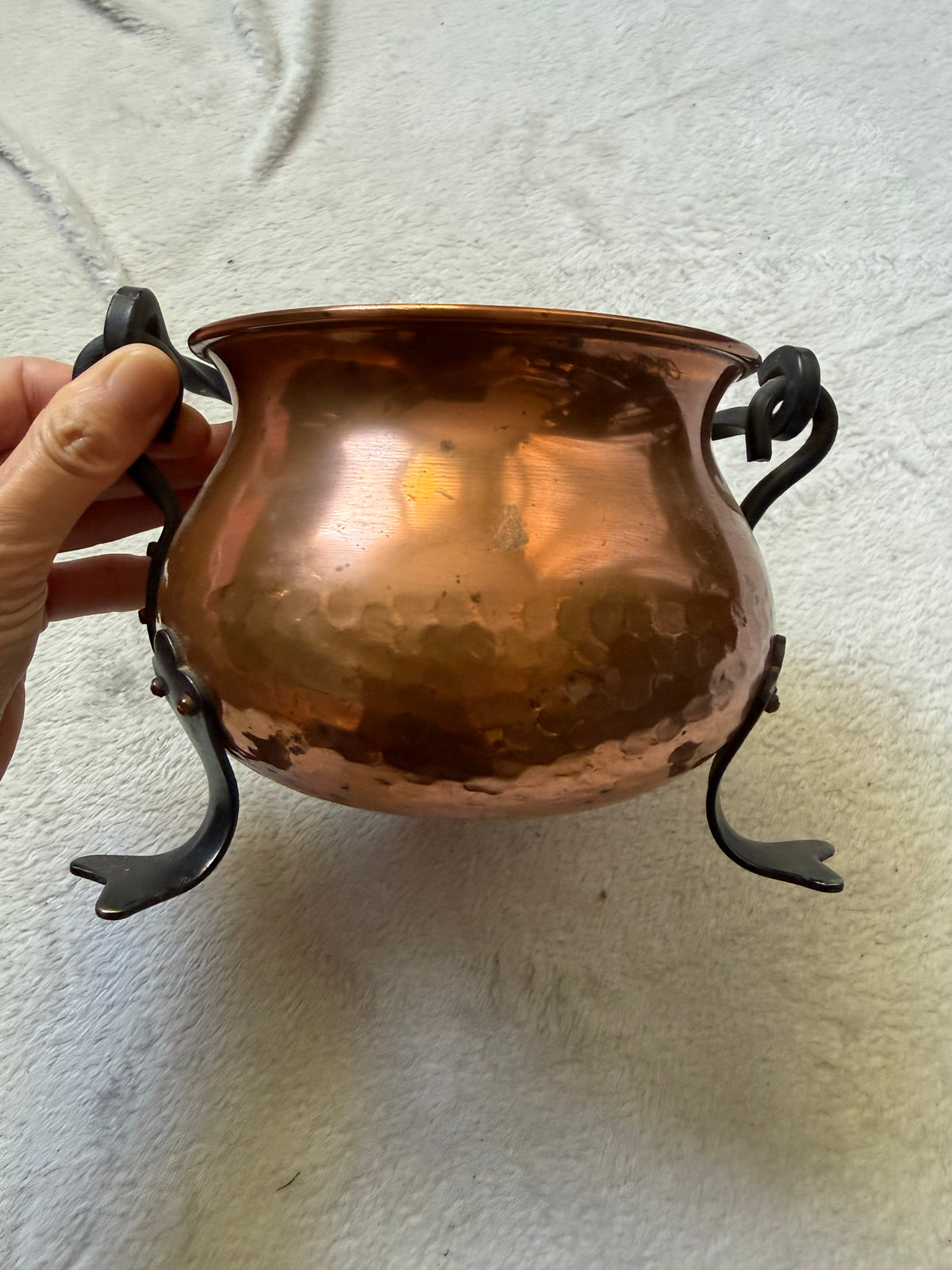 Chaudron vintage en cuivre martelé et fer forgé style witchcore médiéval
