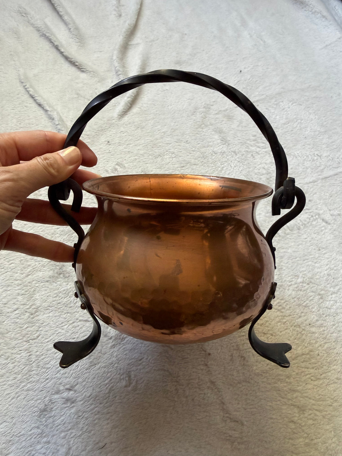 Chaudron vintage en cuivre martelé et fer forgé style witchcore médiéval