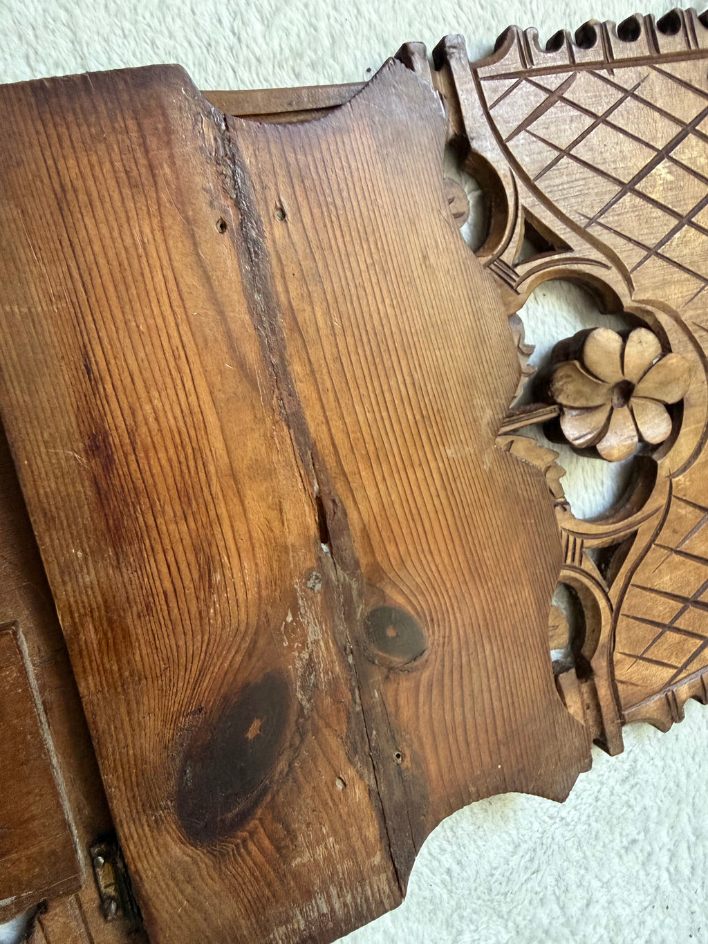 Étagère murale vintage en bois sculpté style gothique médiéval cabinet de curiosités