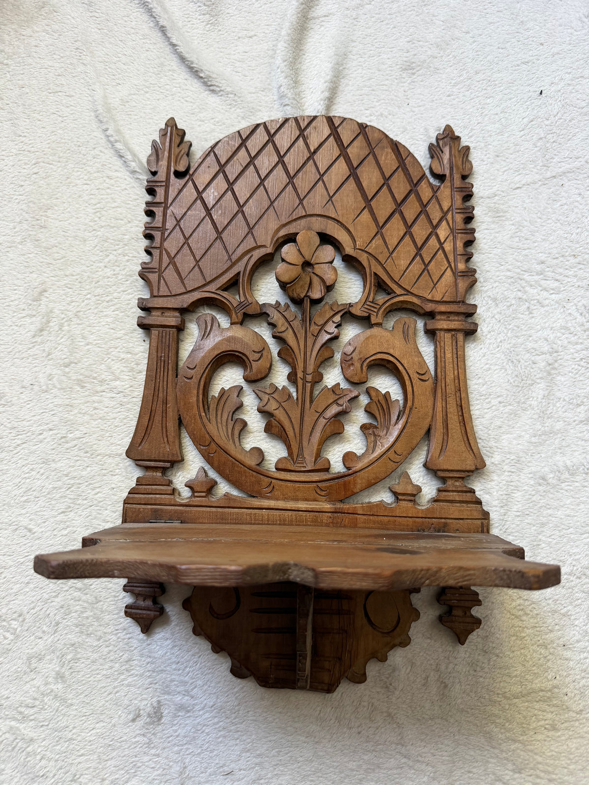 Étagère murale vintage en bois sculpté style gothique médiéval cabinet de curiosités