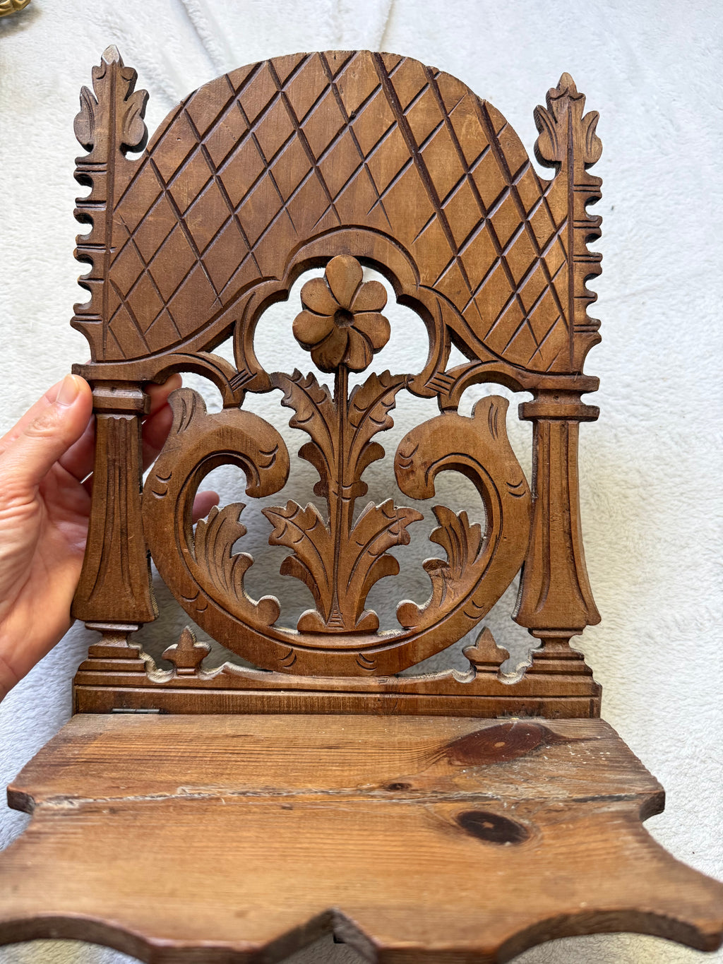 Étagère murale vintage en bois sculpté style gothique médiéval cabinet de curiosités