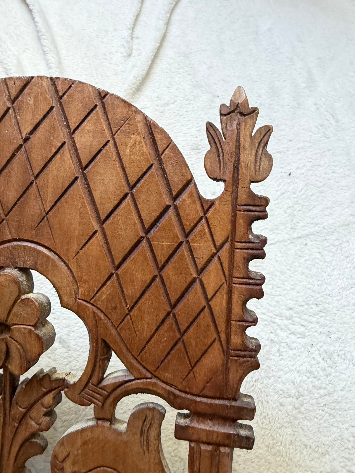 Étagère murale vintage en bois sculpté style gothique médiéval cabinet de curiosités