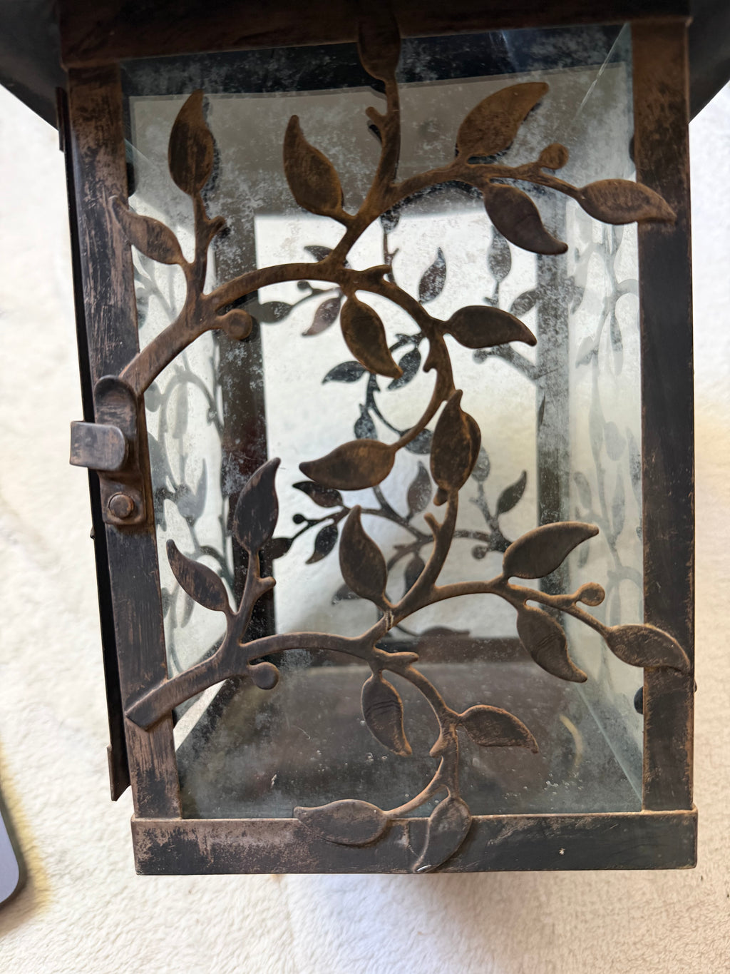 Grande lanterne en métal patiné à panneaux de verre avec décor végétal style castlecore gothique