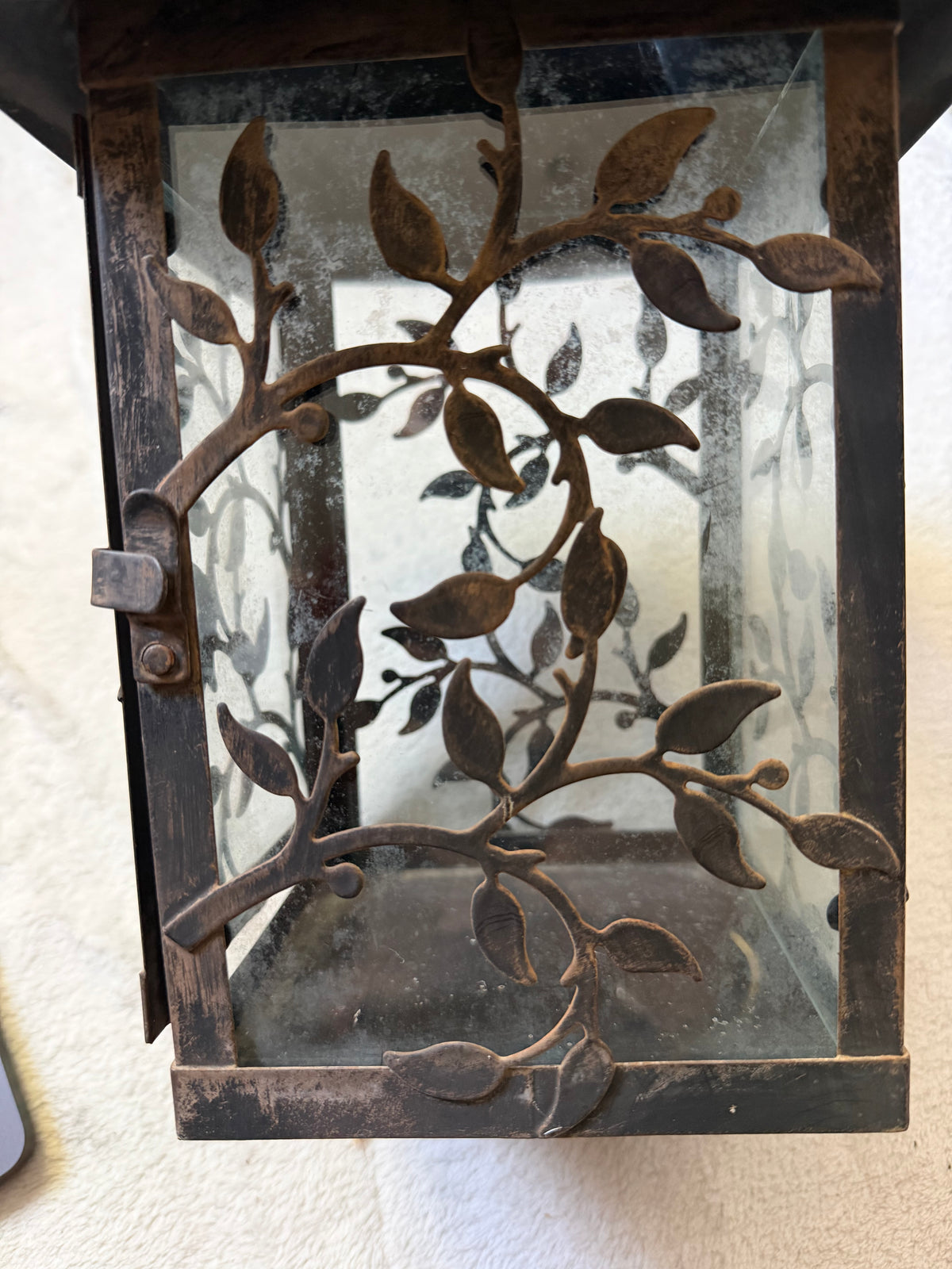 Grande lanterne en métal patiné à panneaux de verre avec décor végétal style castlecore gothique