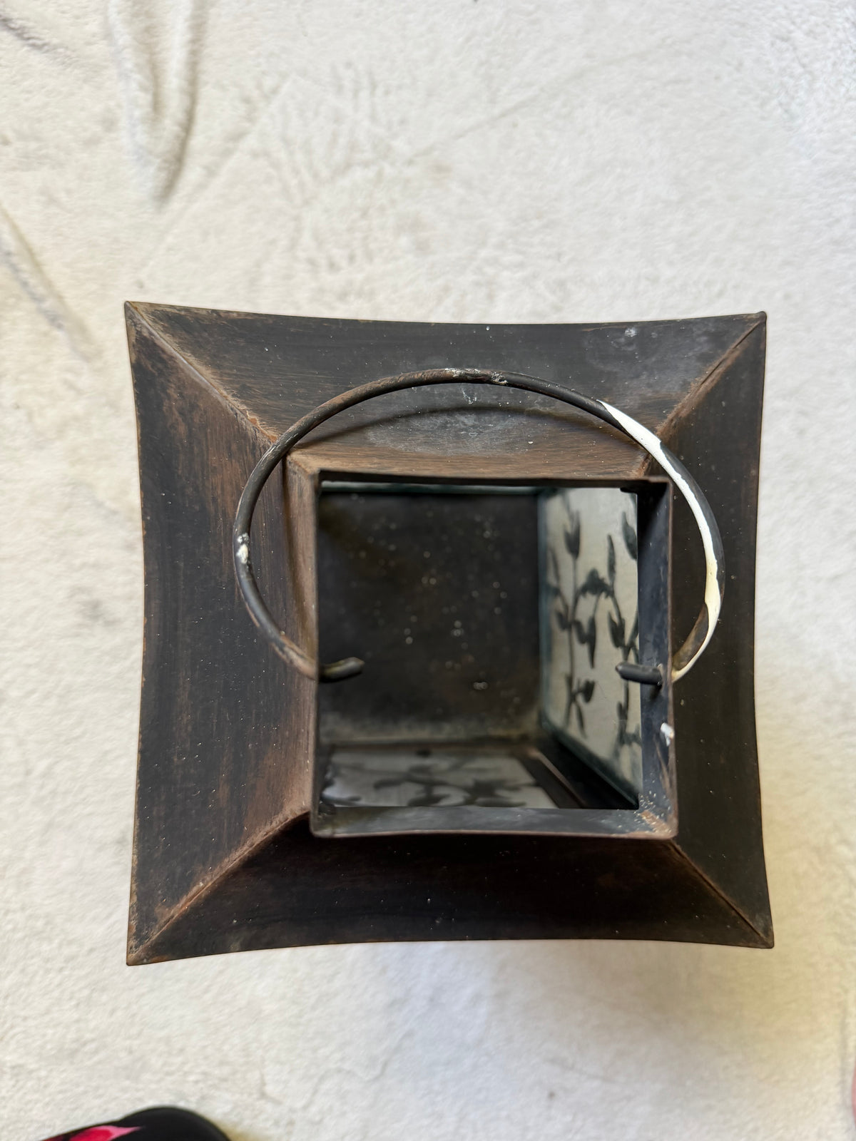Grande lanterne en métal patiné à panneaux de verre avec décor végétal style castlecore gothique
