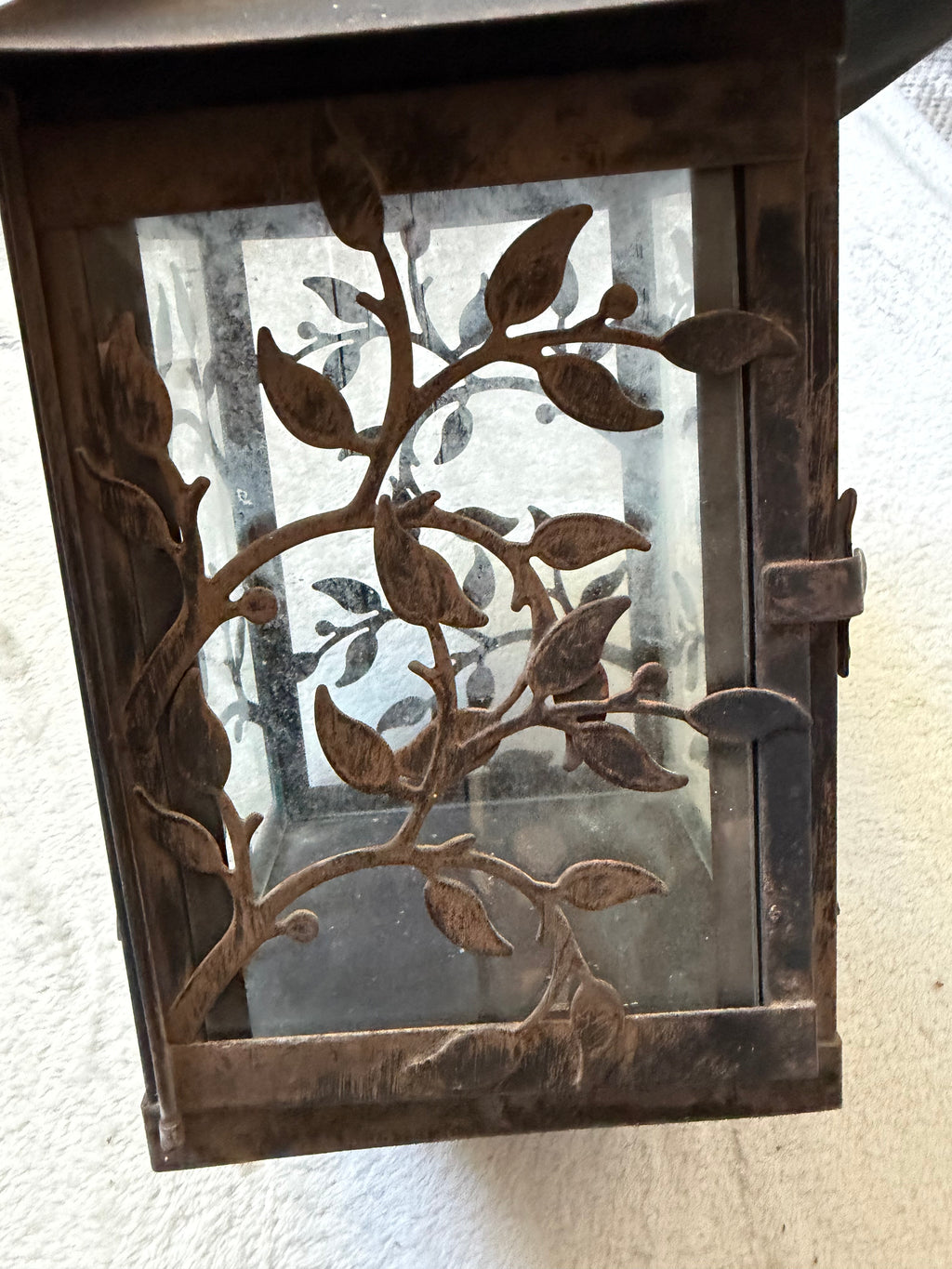 Grande lanterne en métal patiné à panneaux de verre avec décor végétal style castlecore gothique