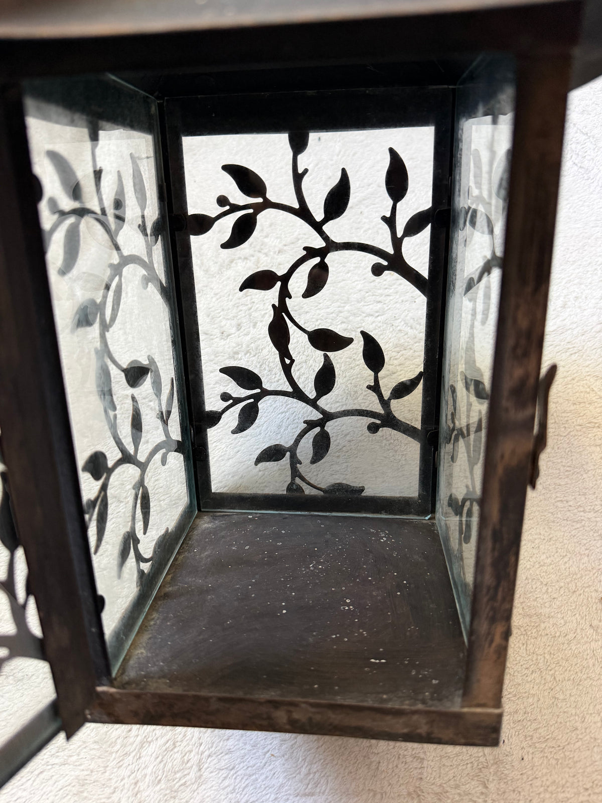 Grande lanterne en métal patiné à panneaux de verre avec décor végétal style castlecore gothique