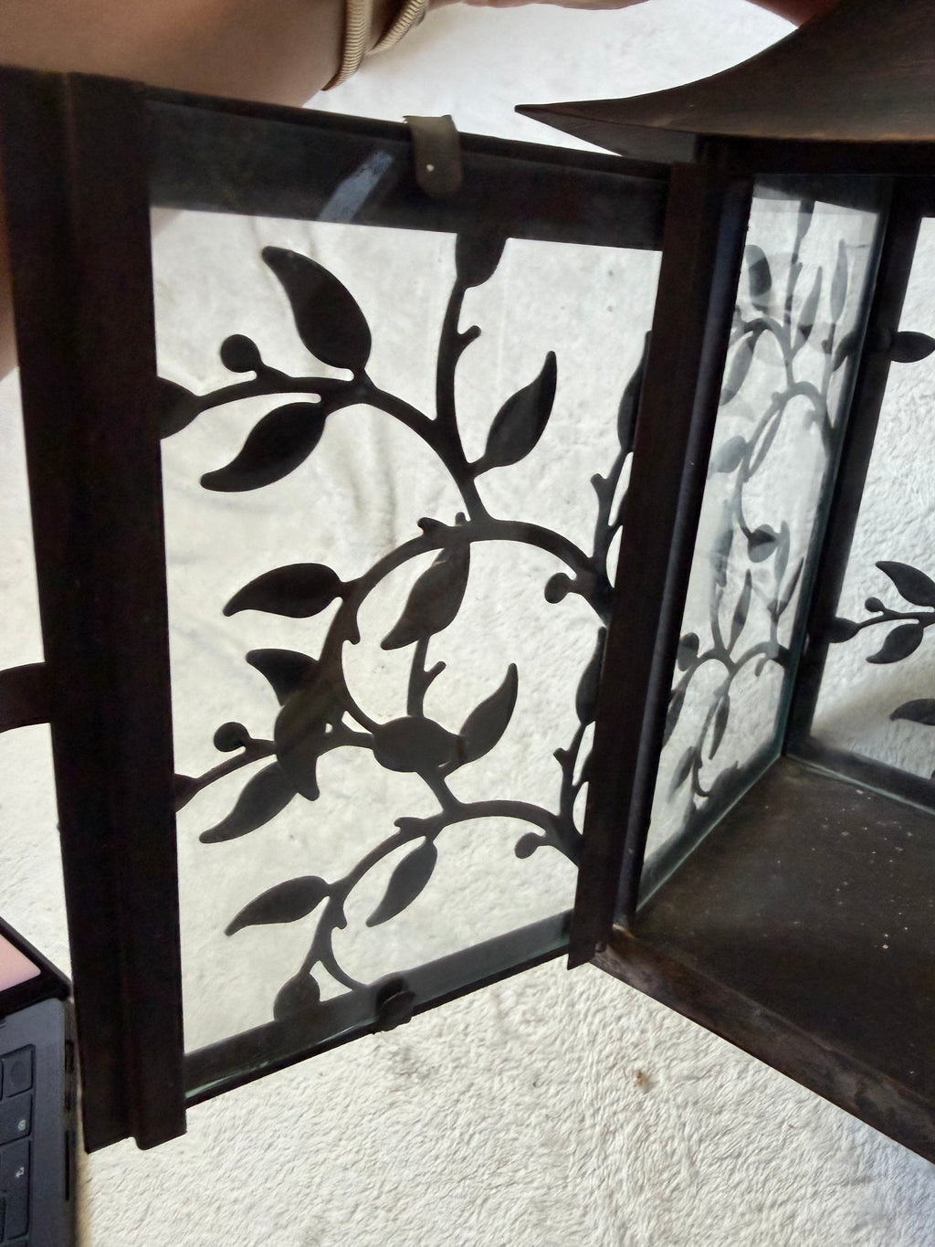 Grande lanterne en métal patiné à panneaux de verre avec décor végétal style castlecore gothique