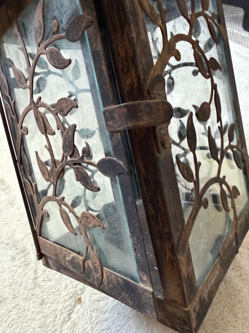 Grande lanterne en métal patiné à panneaux de verre avec décor végétal style castlecore gothique