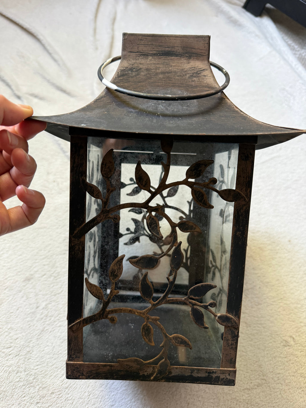Grande lanterne en métal patiné à panneaux de verre avec décor végétal style castlecore gothique