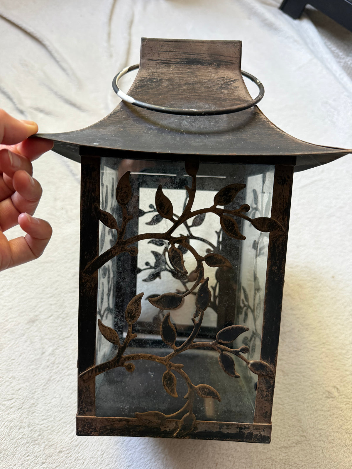 Grande lanterne en métal patiné à panneaux de verre avec décor végétal style castlecore gothique