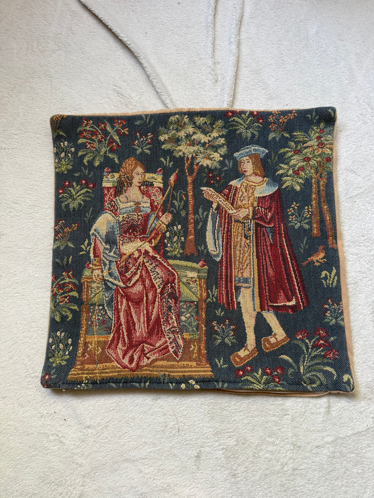 Housse de coussin tapisserie médiévale décor courtois floral style castlecore medievalcore