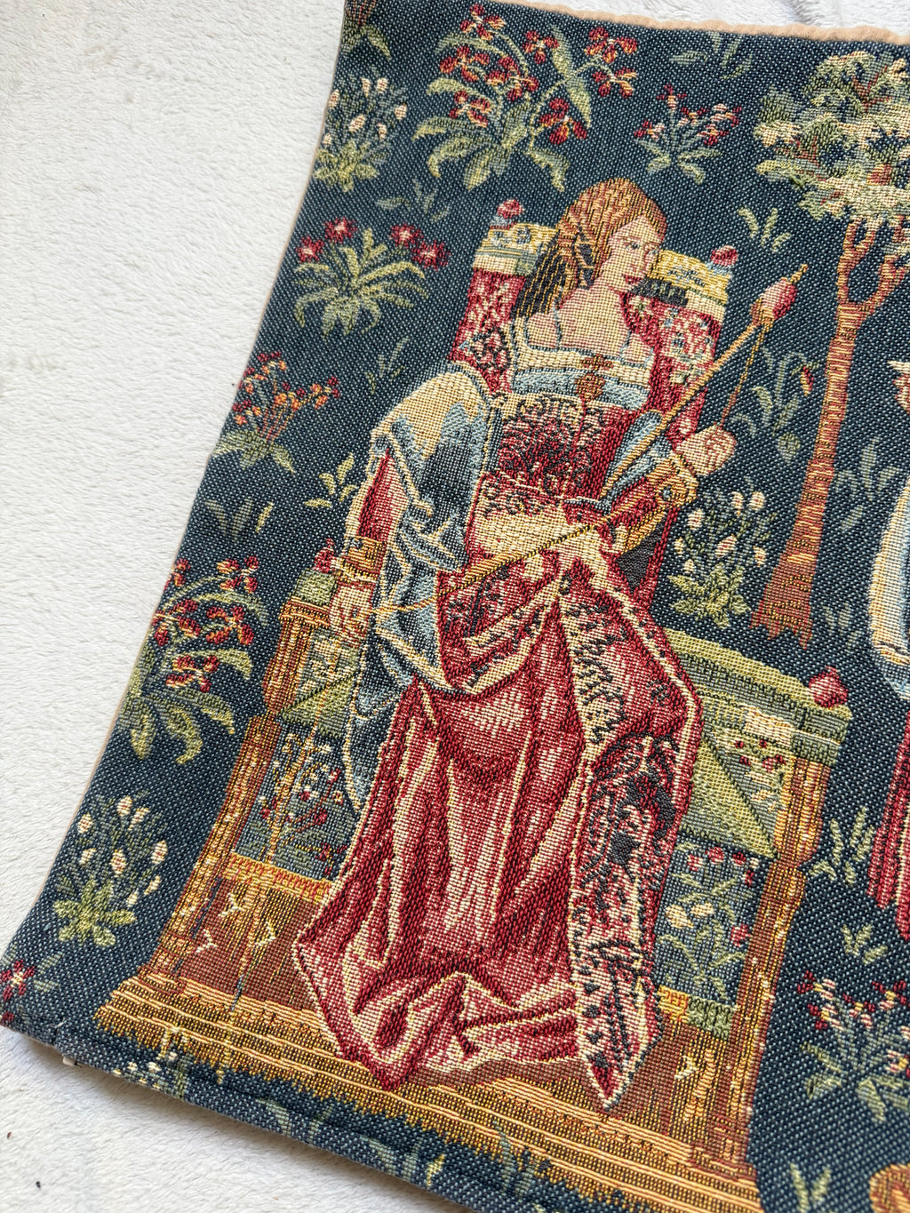 Housse de coussin tapisserie médiévale décor courtois floral style castlecore medievalcore