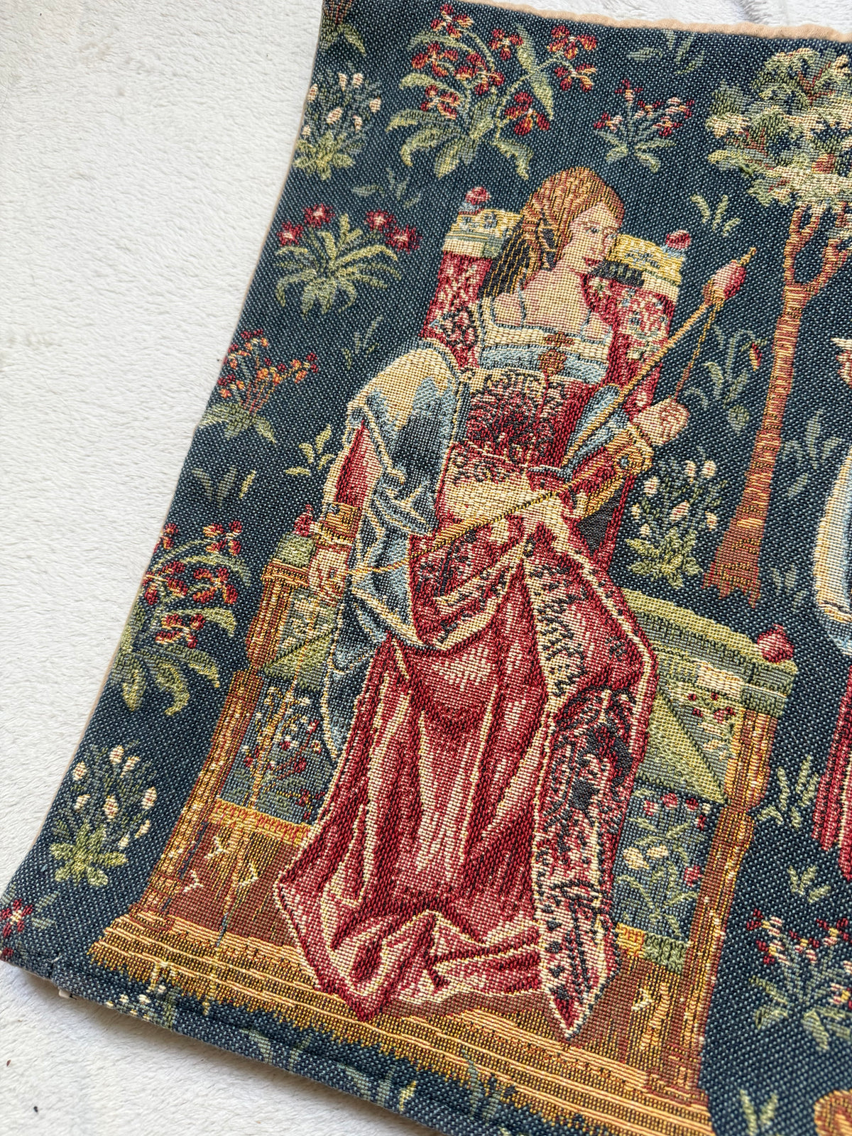 Housse de coussin tapisserie médiévale décor courtois floral style castlecore medievalcore