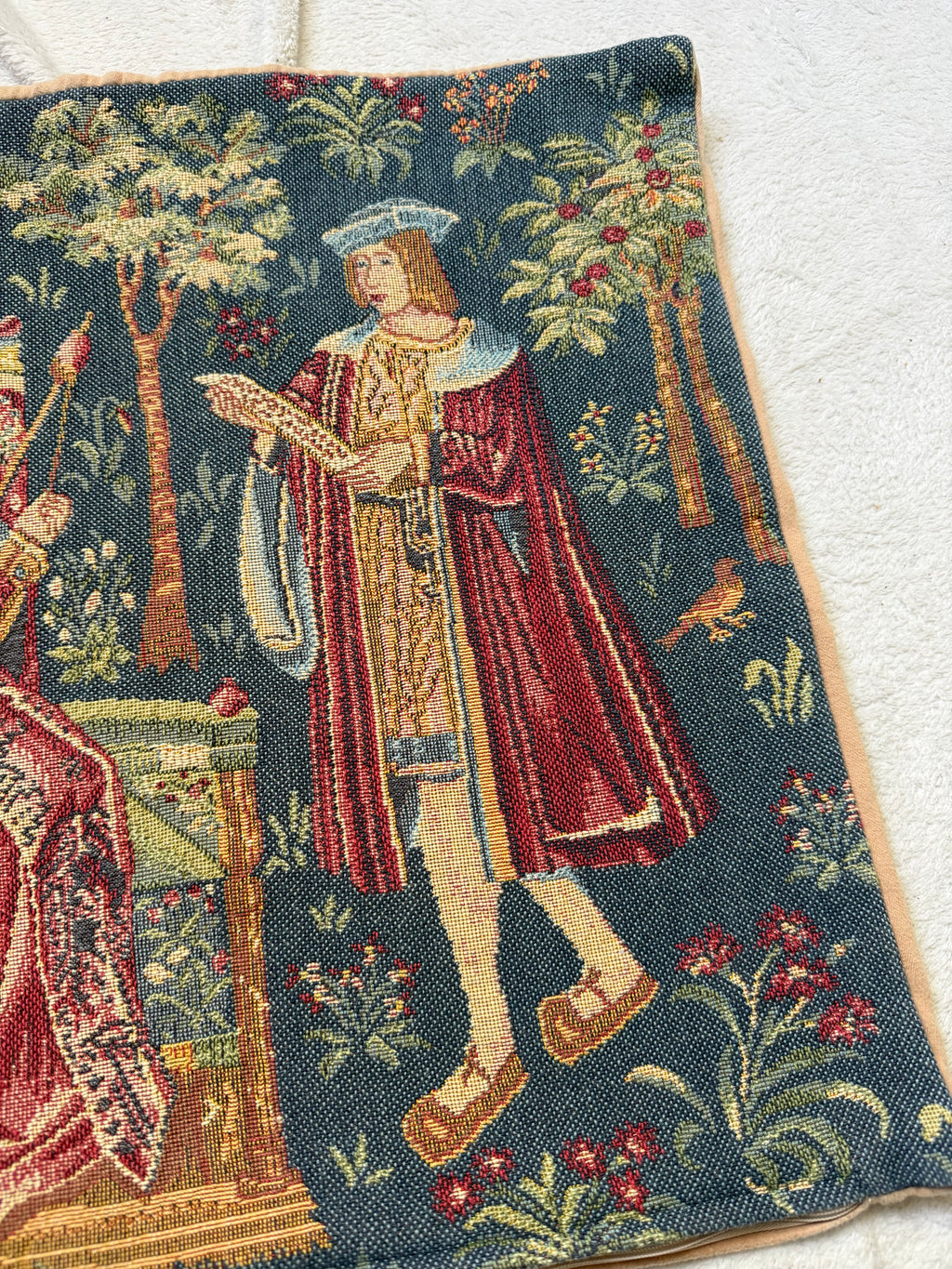 Housse de coussin tapisserie médiévale décor courtois floral style castlecore medievalcore