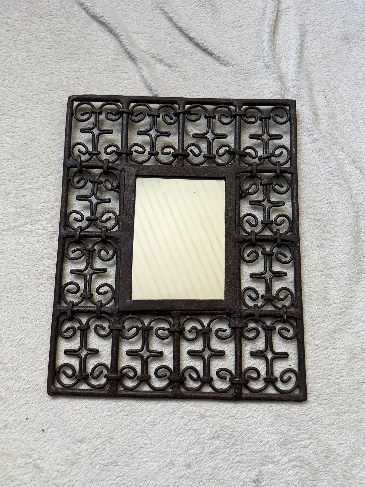 Miroir mural vintage en métal patiné ajouré à volutes décoration gothique style castlecore medievalcore