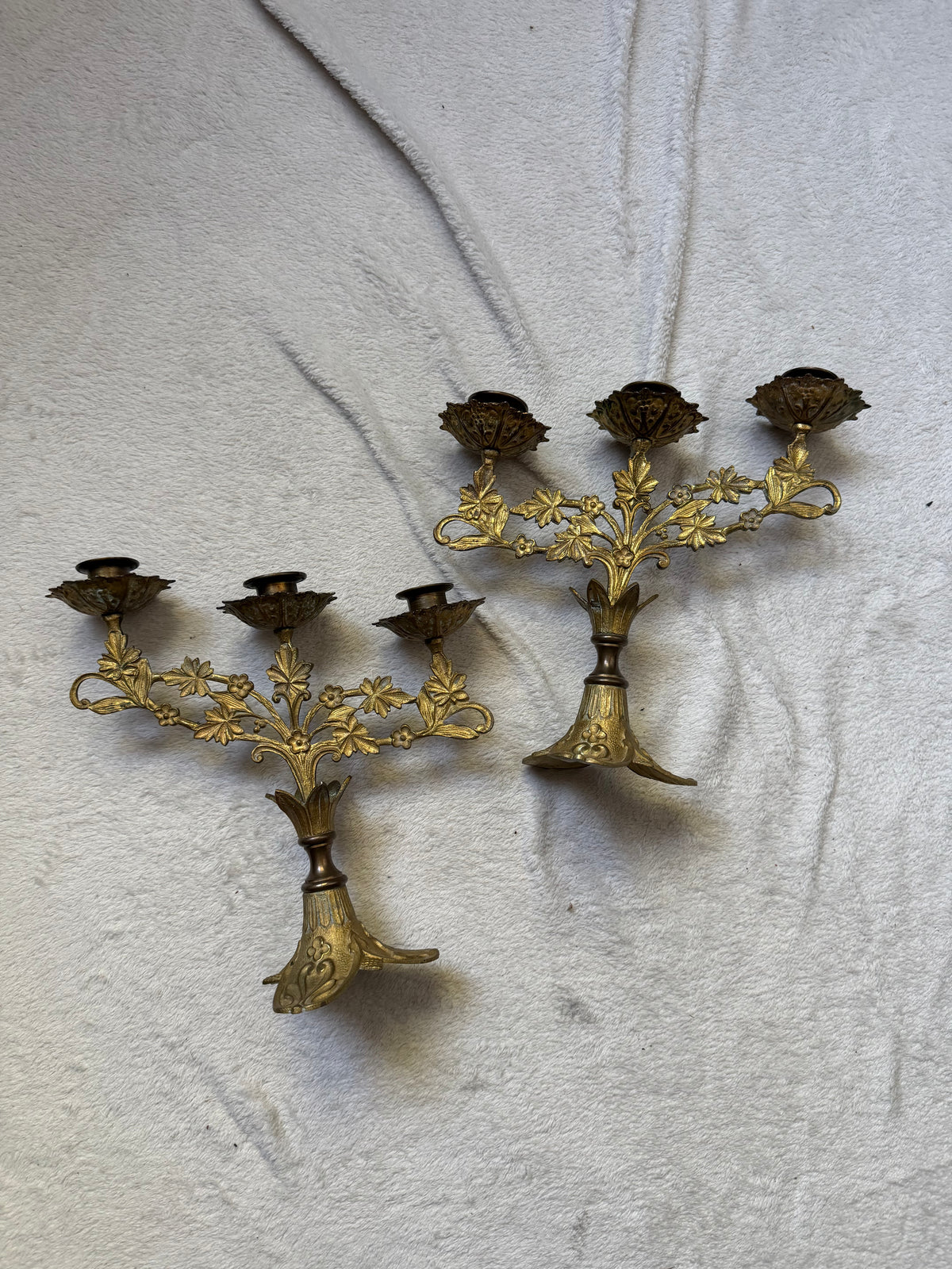 Paire de candélabres en laiton doré décor feuillage style castlecore baroque
