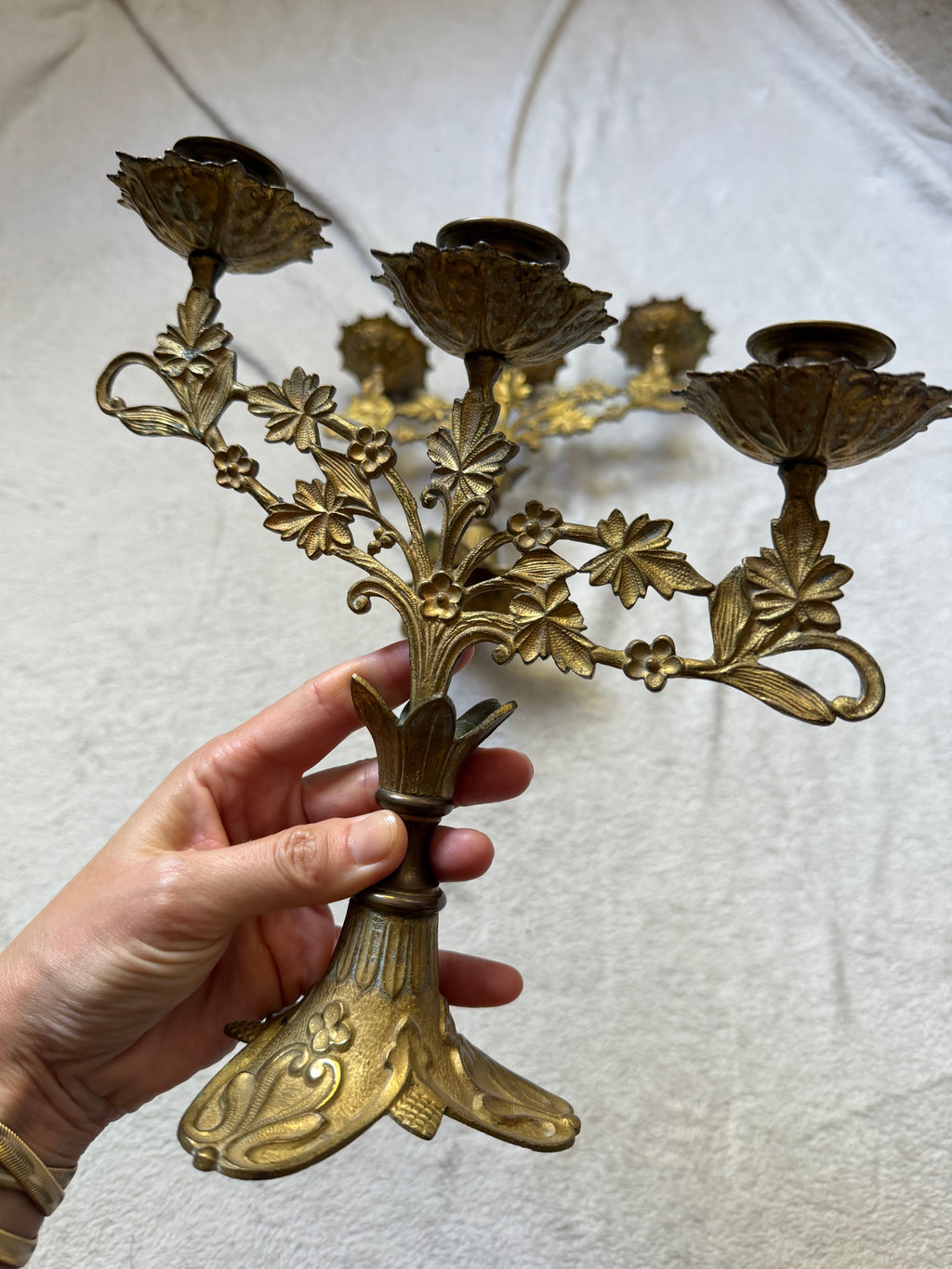 Paire de candélabres en laiton doré décor feuillage style castlecore baroque