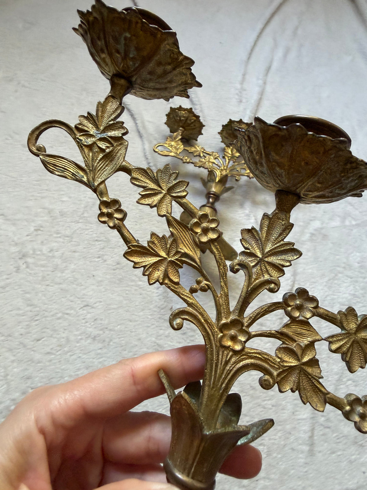 Paire de candélabres en laiton doré décor feuillage style castlecore baroque