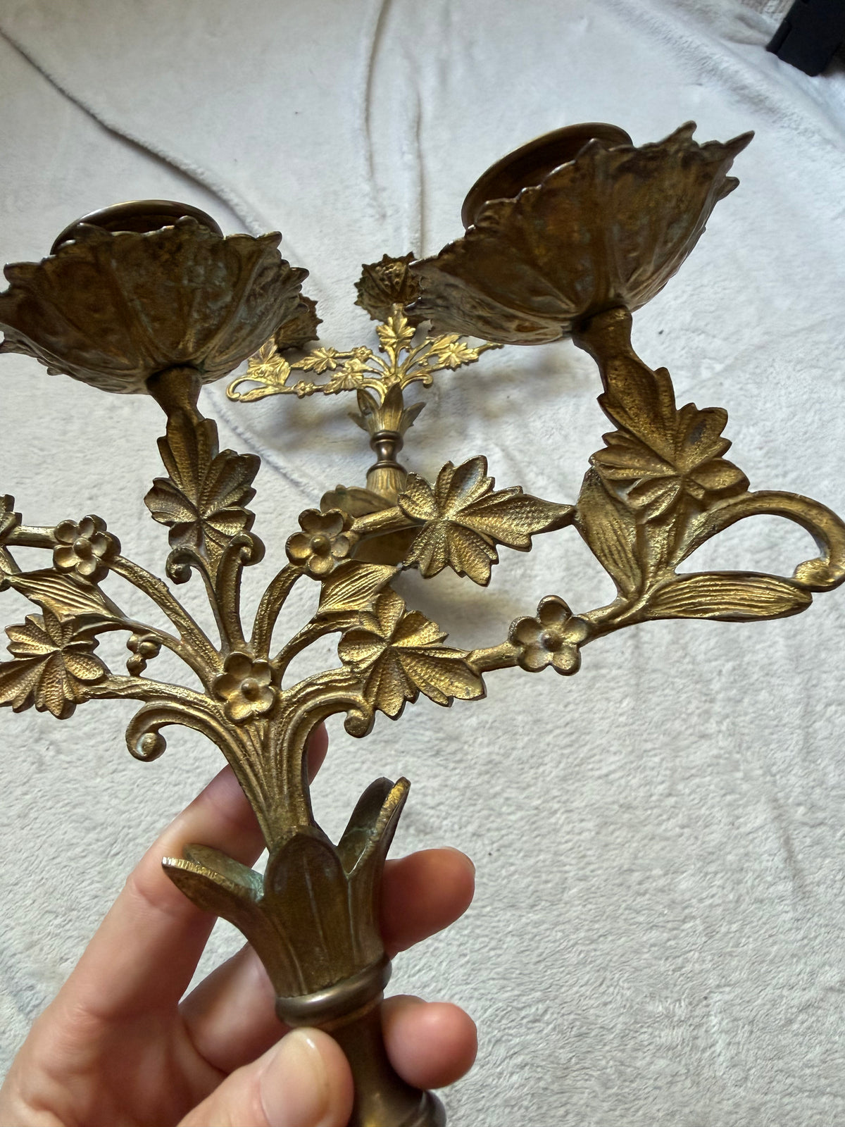 Paire de candélabres en laiton doré décor feuillage style castlecore baroque
