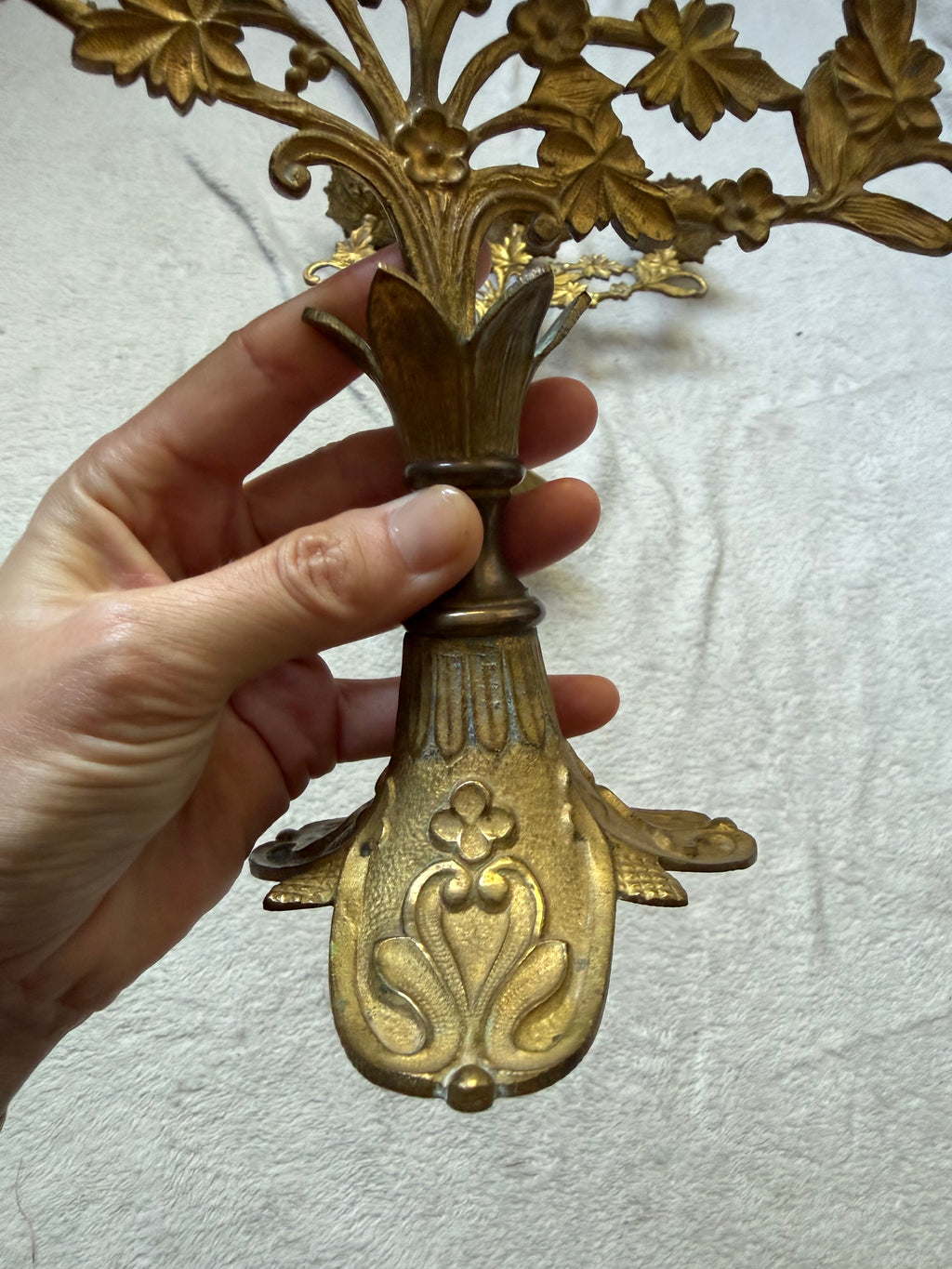 Paire de candélabres en laiton doré décor feuillage style castlecore baroque