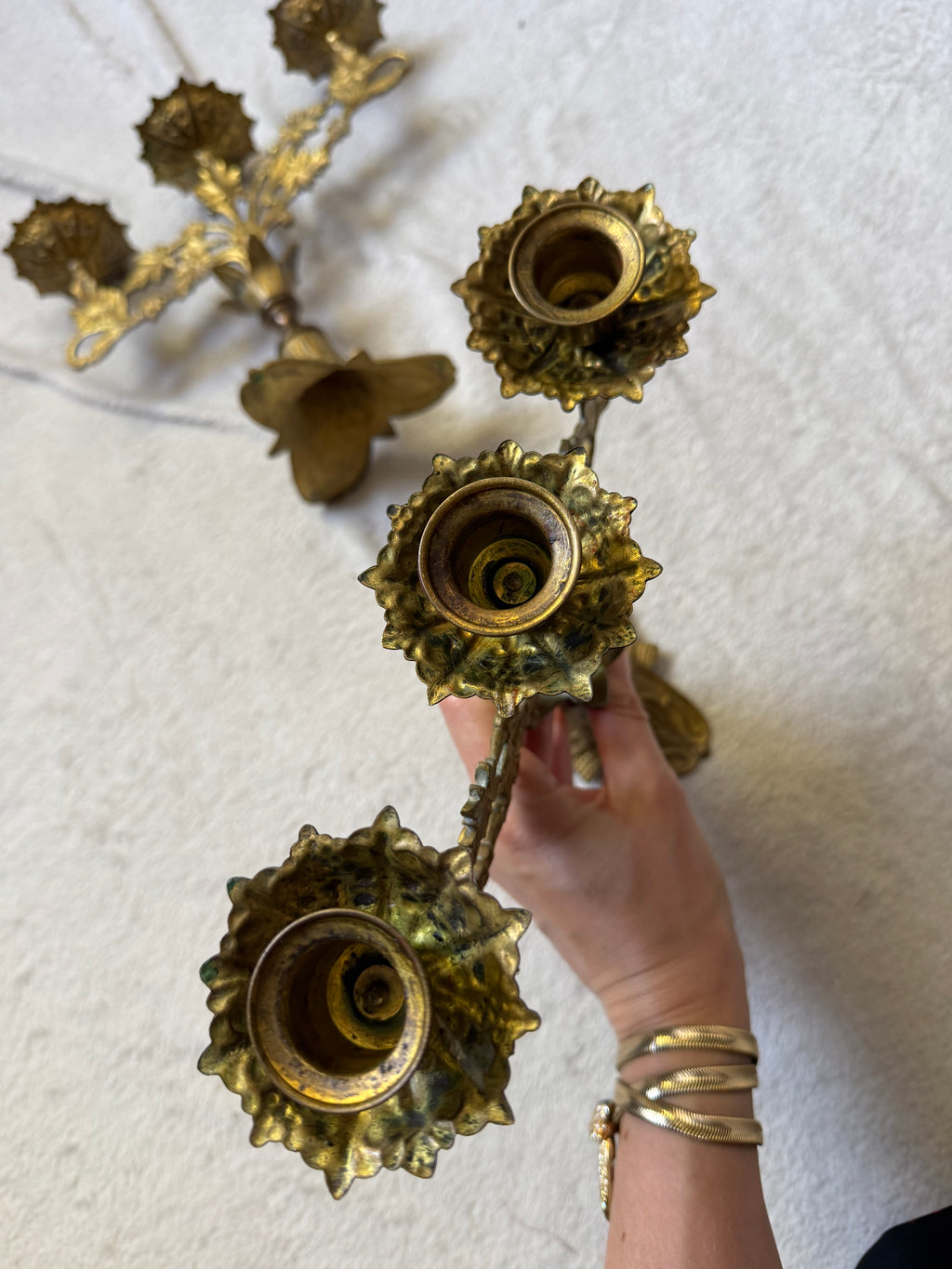 Paire de candélabres en laiton doré décor feuillage style castlecore baroque