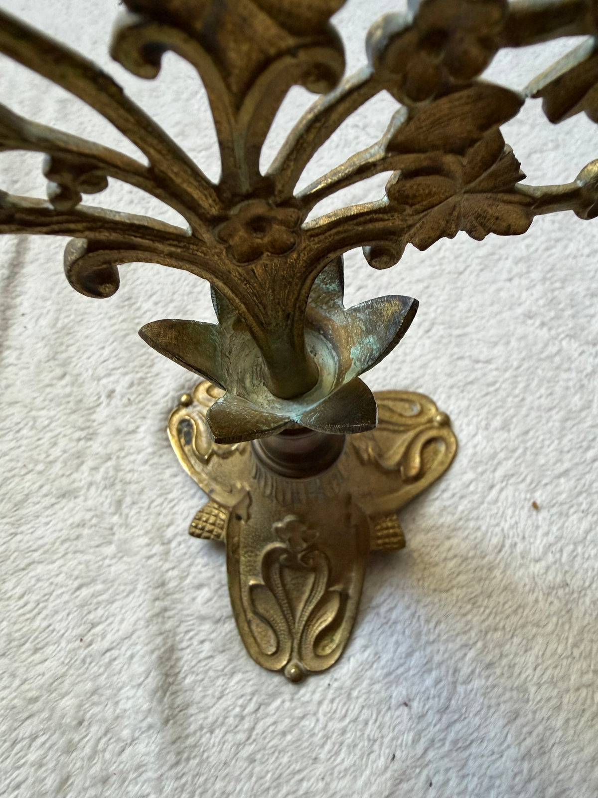 Paire de candélabres en laiton doré décor feuillage style castlecore baroque