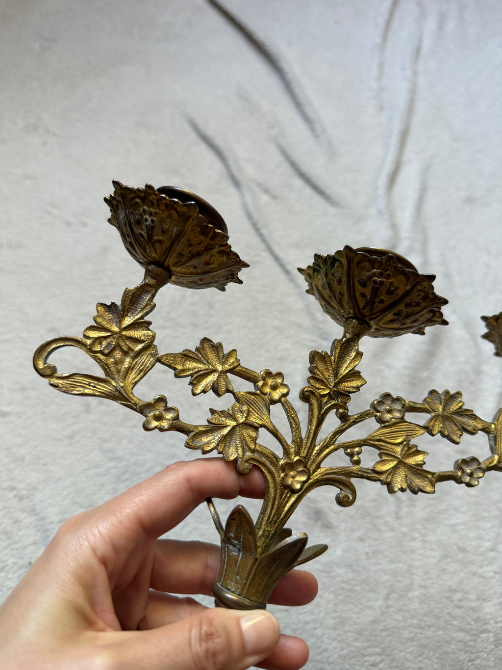 Paire de candélabres en laiton doré décor feuillage style castlecore baroque