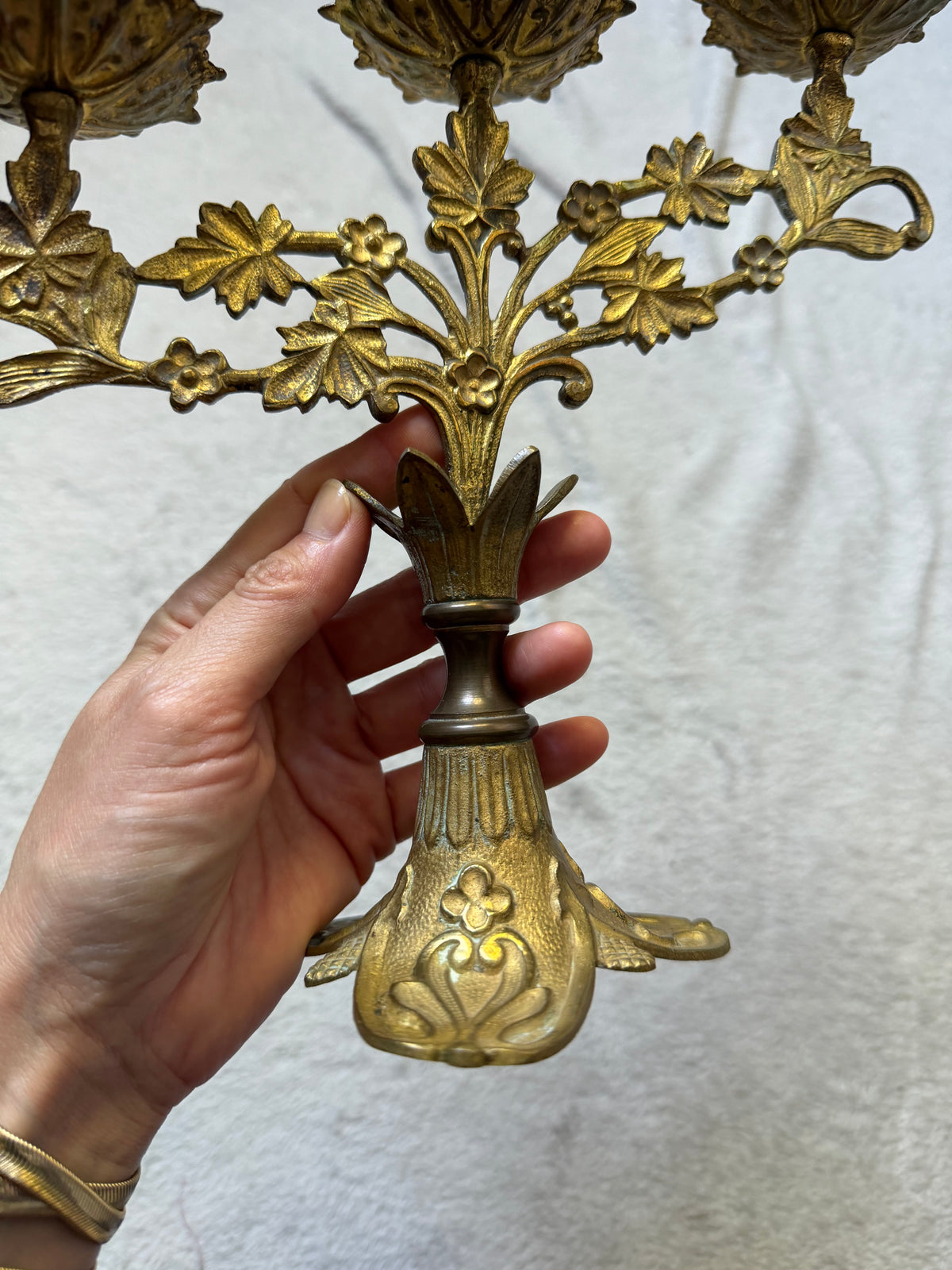 Paire de candélabres en laiton doré décor feuillage style castlecore baroque