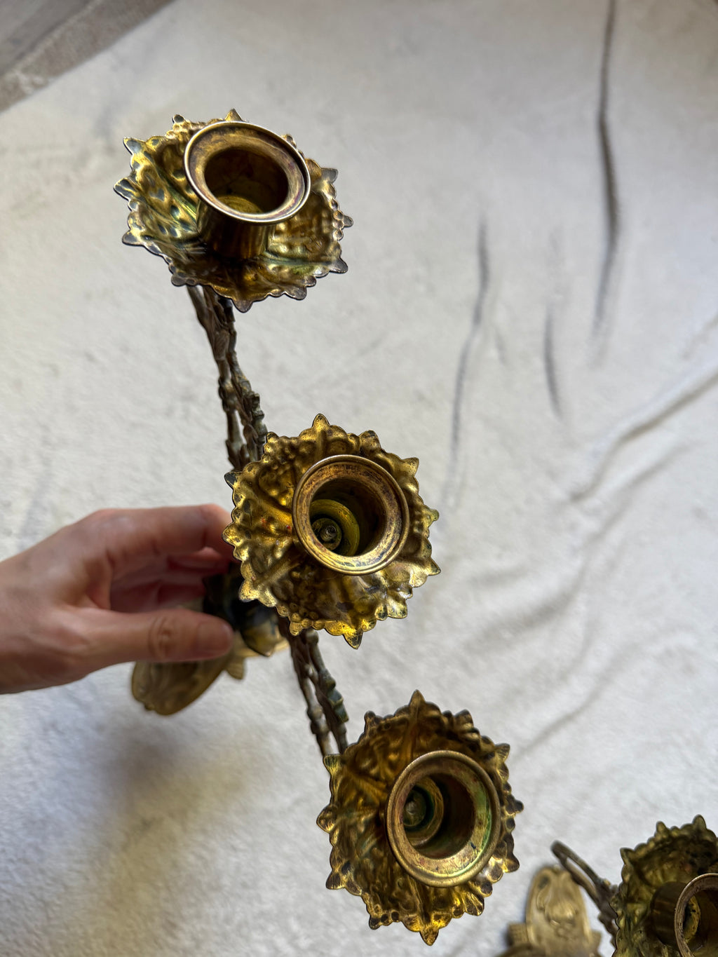 Paire de candélabres en laiton doré décor feuillage style castlecore baroque