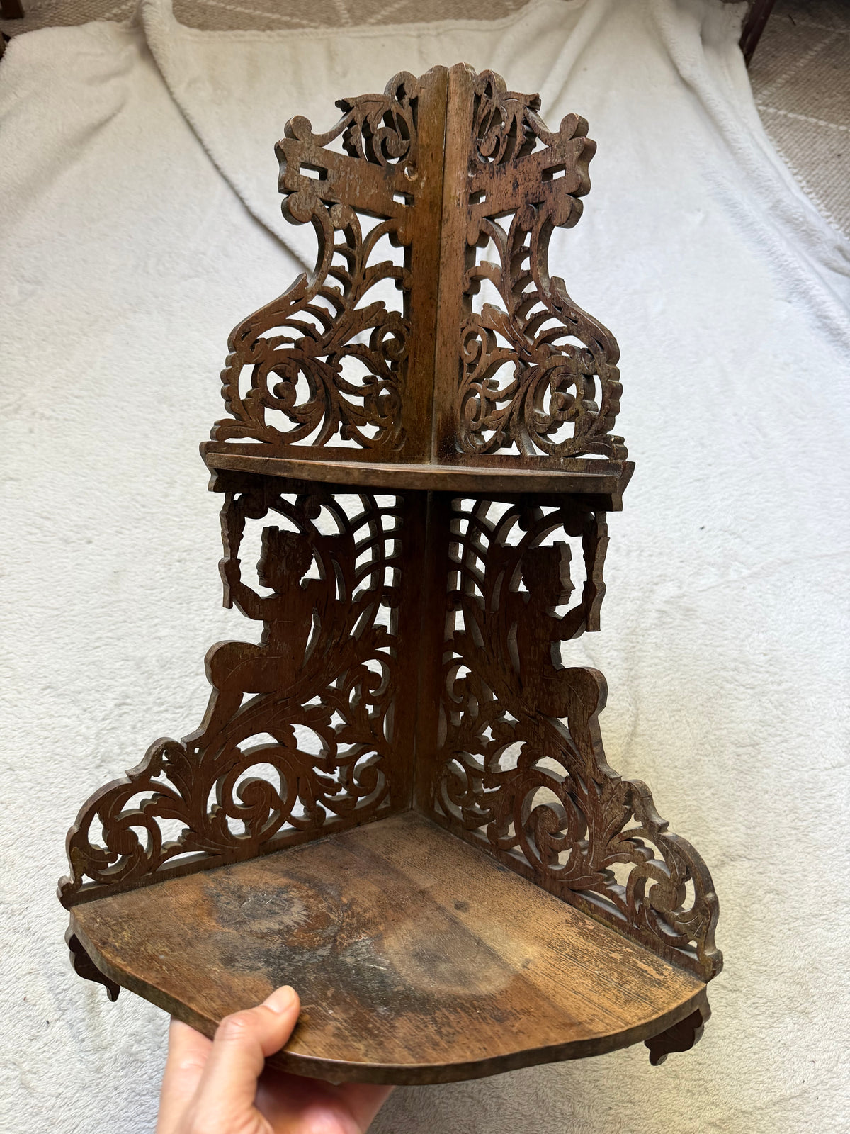 Étagère murale d’angle vintage en bois sculpté ajouré avec décor floral gothique