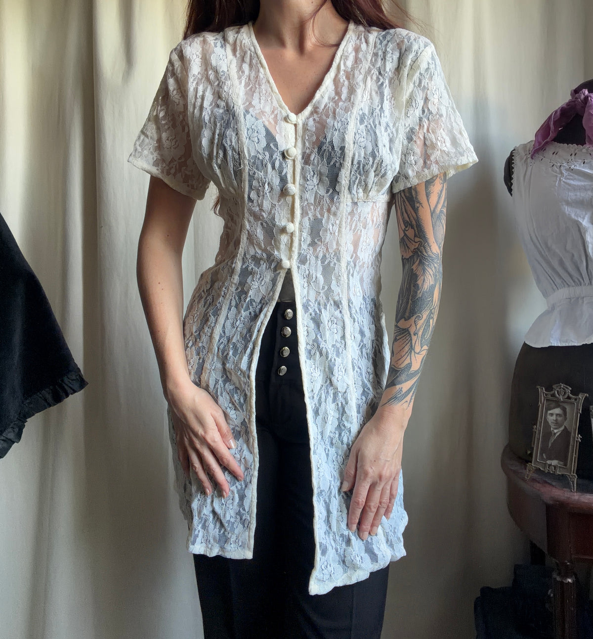 Long top blanc en dentelle florale à boutons style romantic goth victorian - taille S