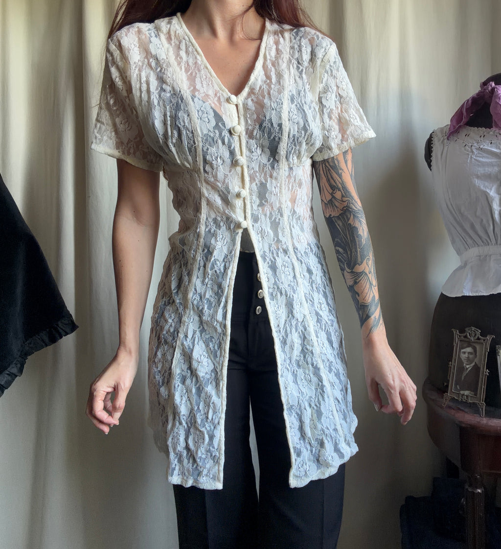Long top blanc en dentelle florale à boutons style romantic goth victorian - taille S
