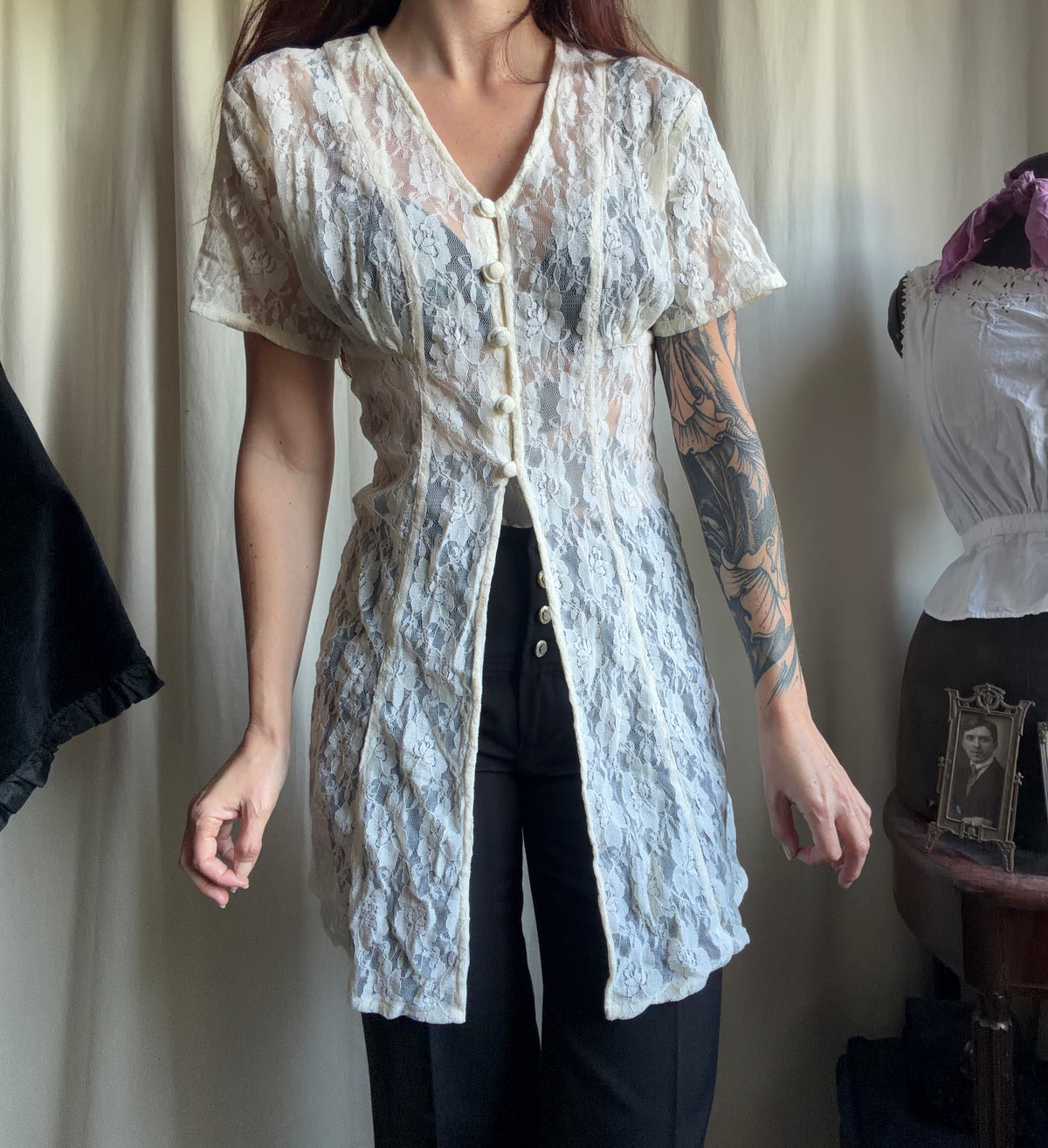Long top blanc en dentelle florale à boutons style romantic goth victorian - taille S