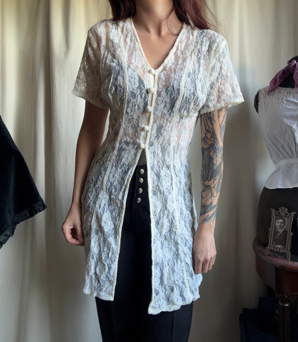 Long top blanc en dentelle florale à boutons style romantic goth victorian - taille S