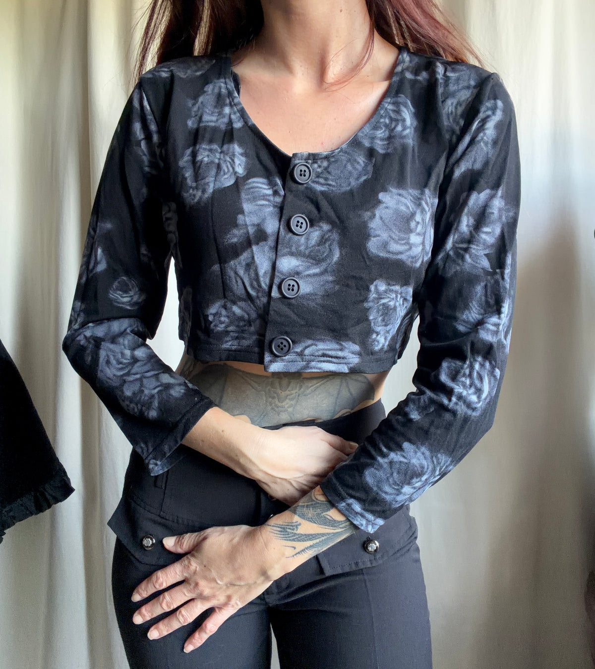 Top noir crop à imprimé grandes roses style vampire goth vampy - taille M
