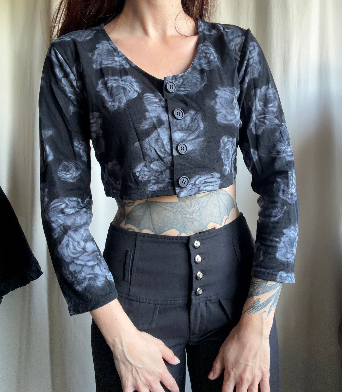 Top noir crop à imprimé grandes roses style vampire goth vampy - taille M