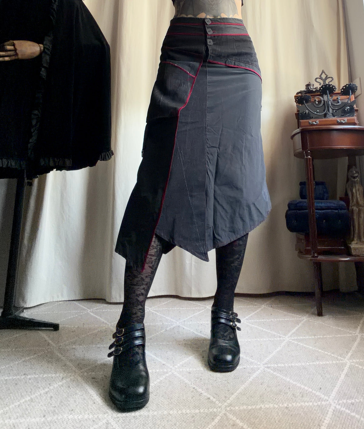Jupe midi noir/gris anthracite asymétrique et coutures bordeaux - Taille S